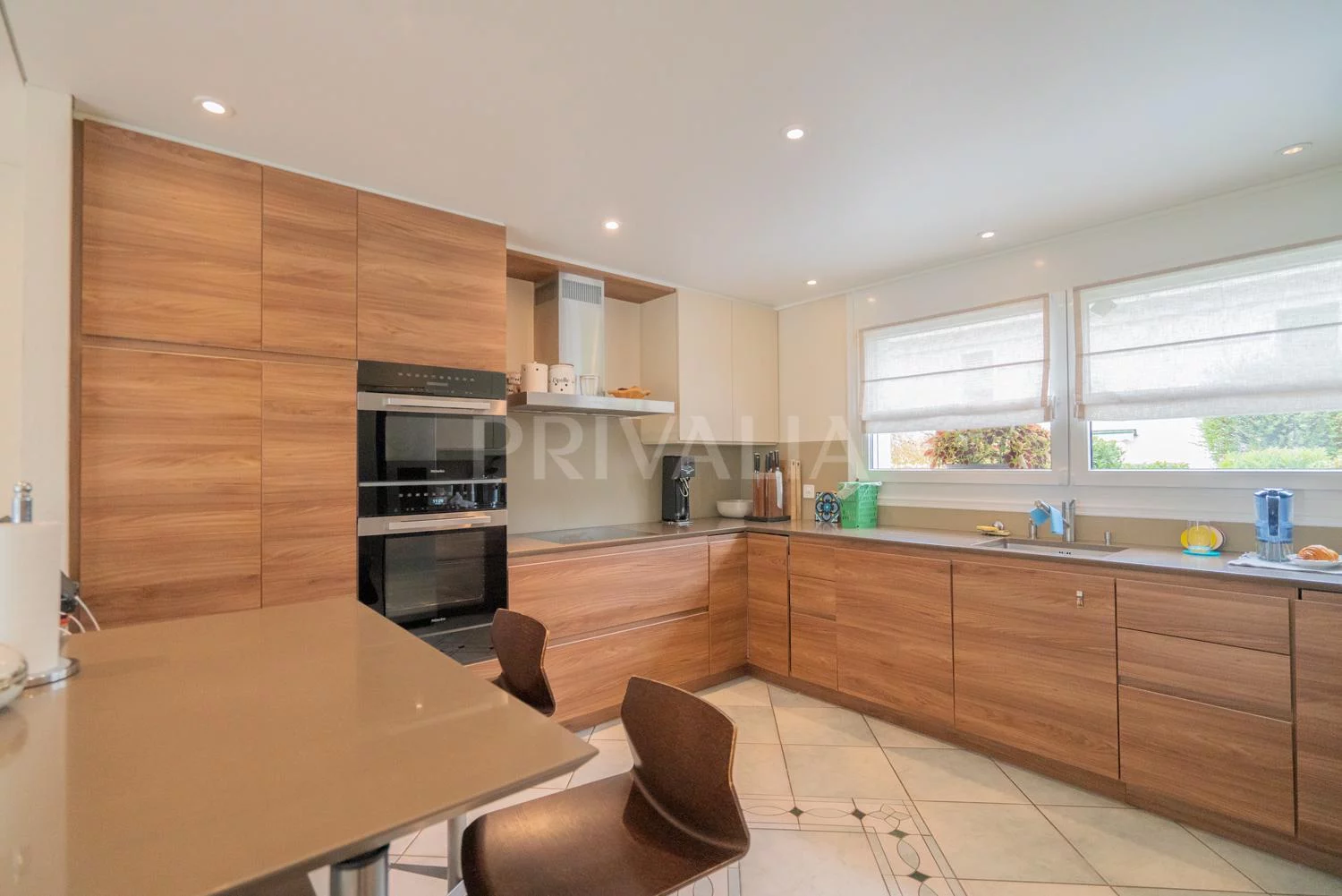 Beautiful semi-detached house with south facing garden