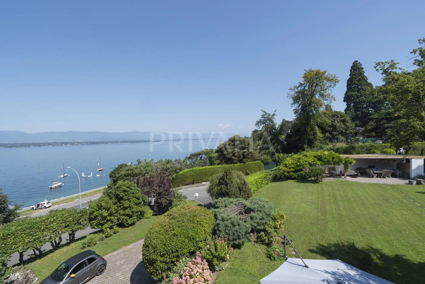 Exceptional residence on the first line of the lake