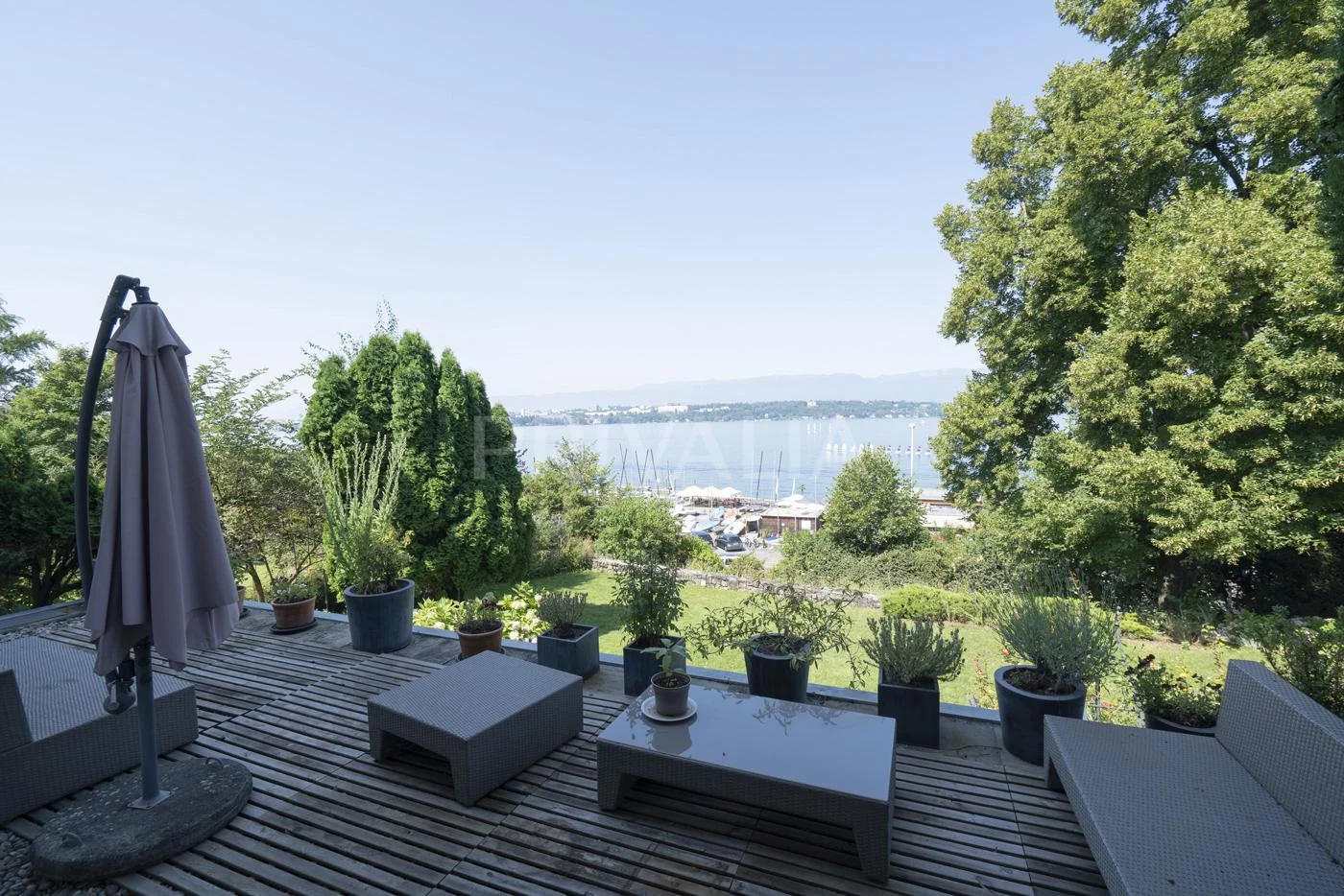 Exceptional residence on the first line of the lake