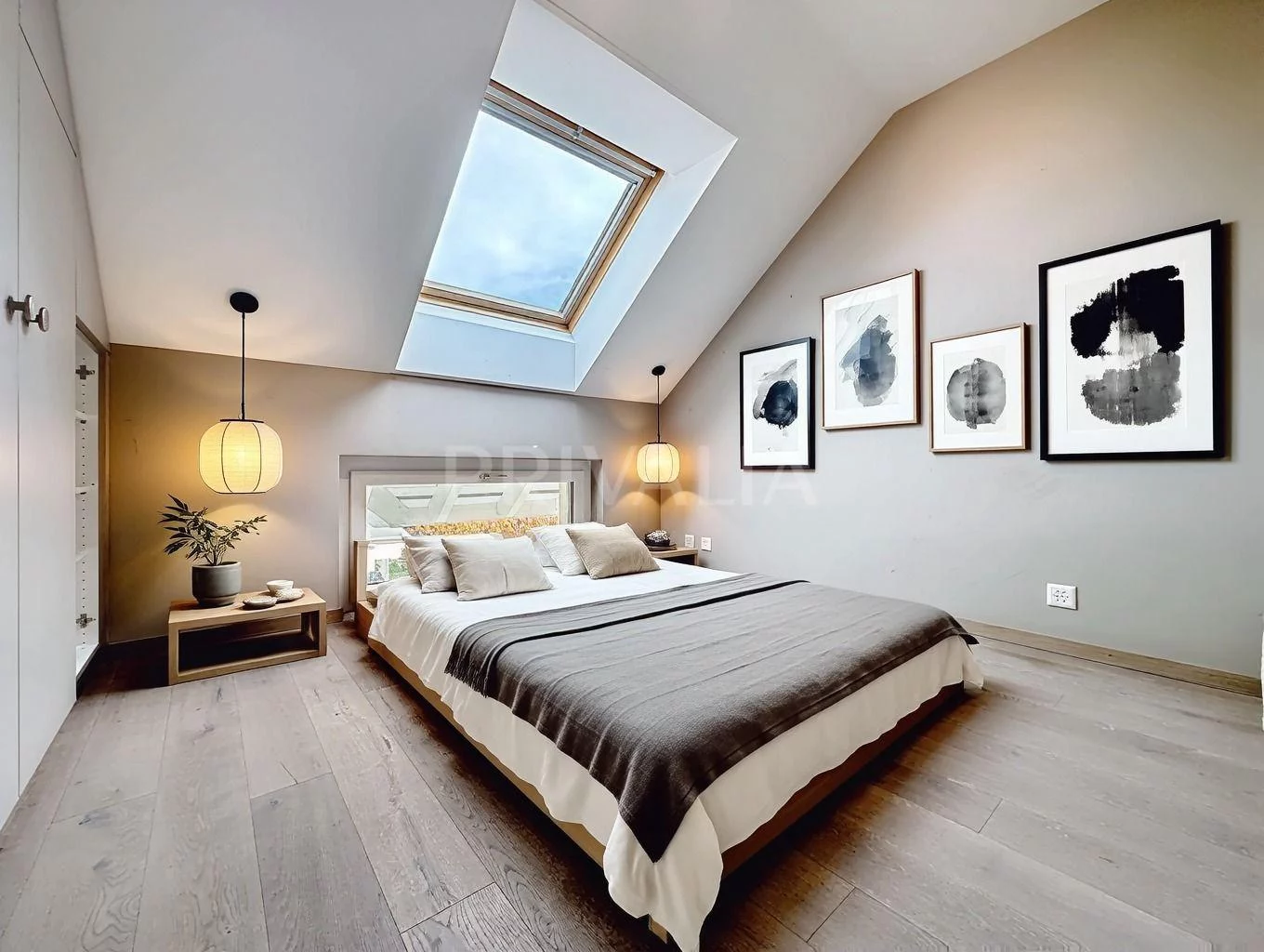 Attique en duplex Minergie de 135 m² avec balcon et cheminée à Mies