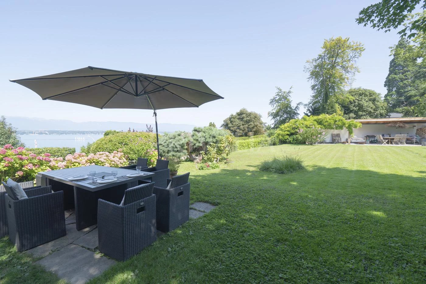 Exceptional residence on the first line of the lake