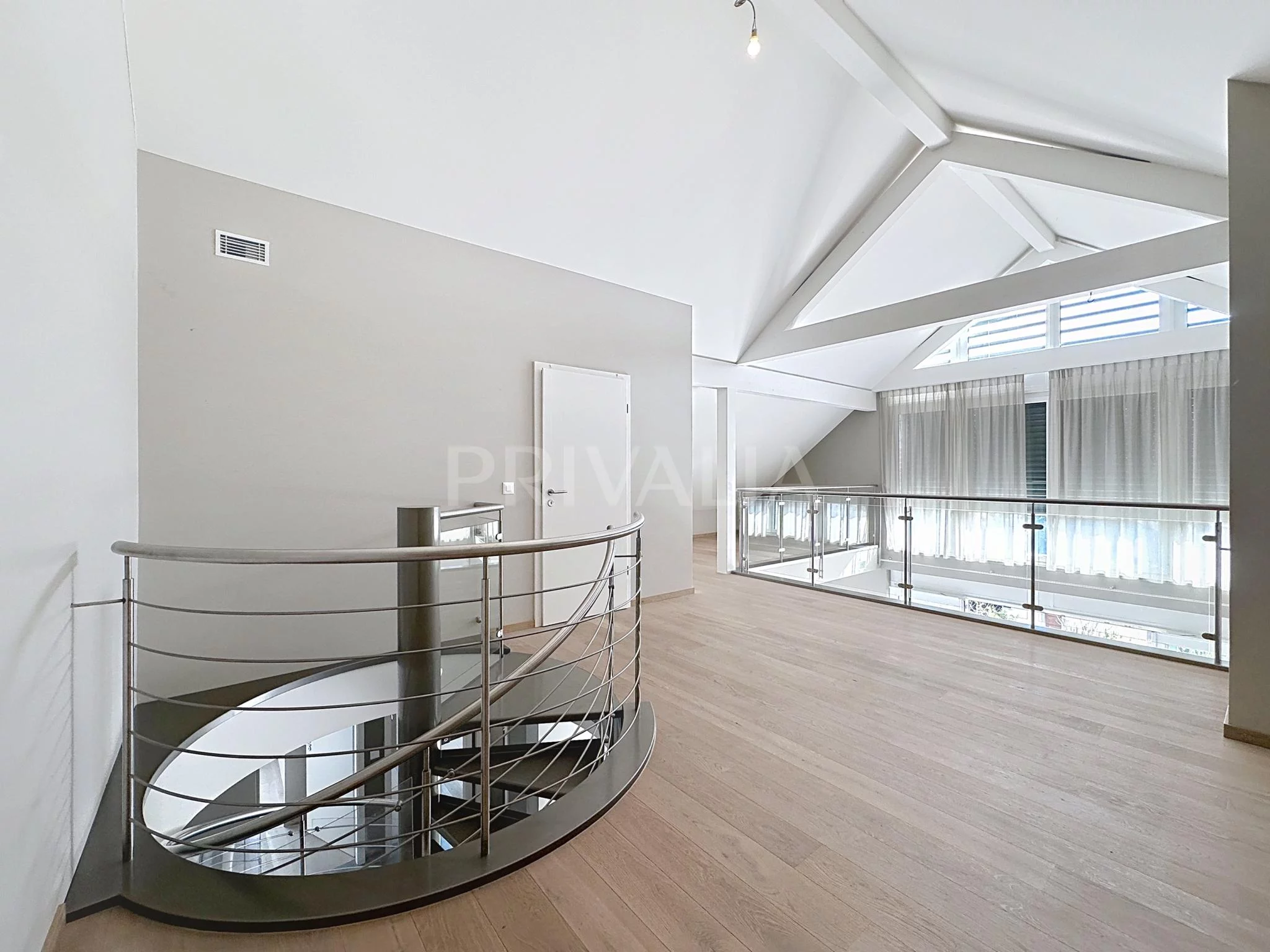 Attique en duplex Minergie de 135 m² avec balcon et cheminée à Mies