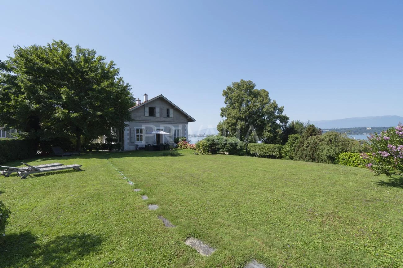 Exceptional residence on the first line of the lake