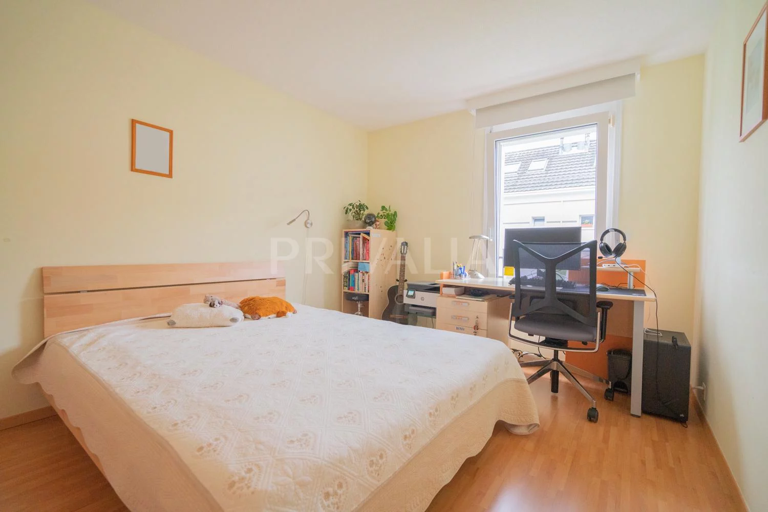 Beautiful semi-detached house with south facing garden