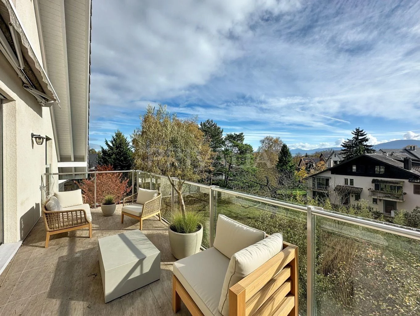 Attique en duplex Minergie de 135 m² avec balcon et cheminée à Mies