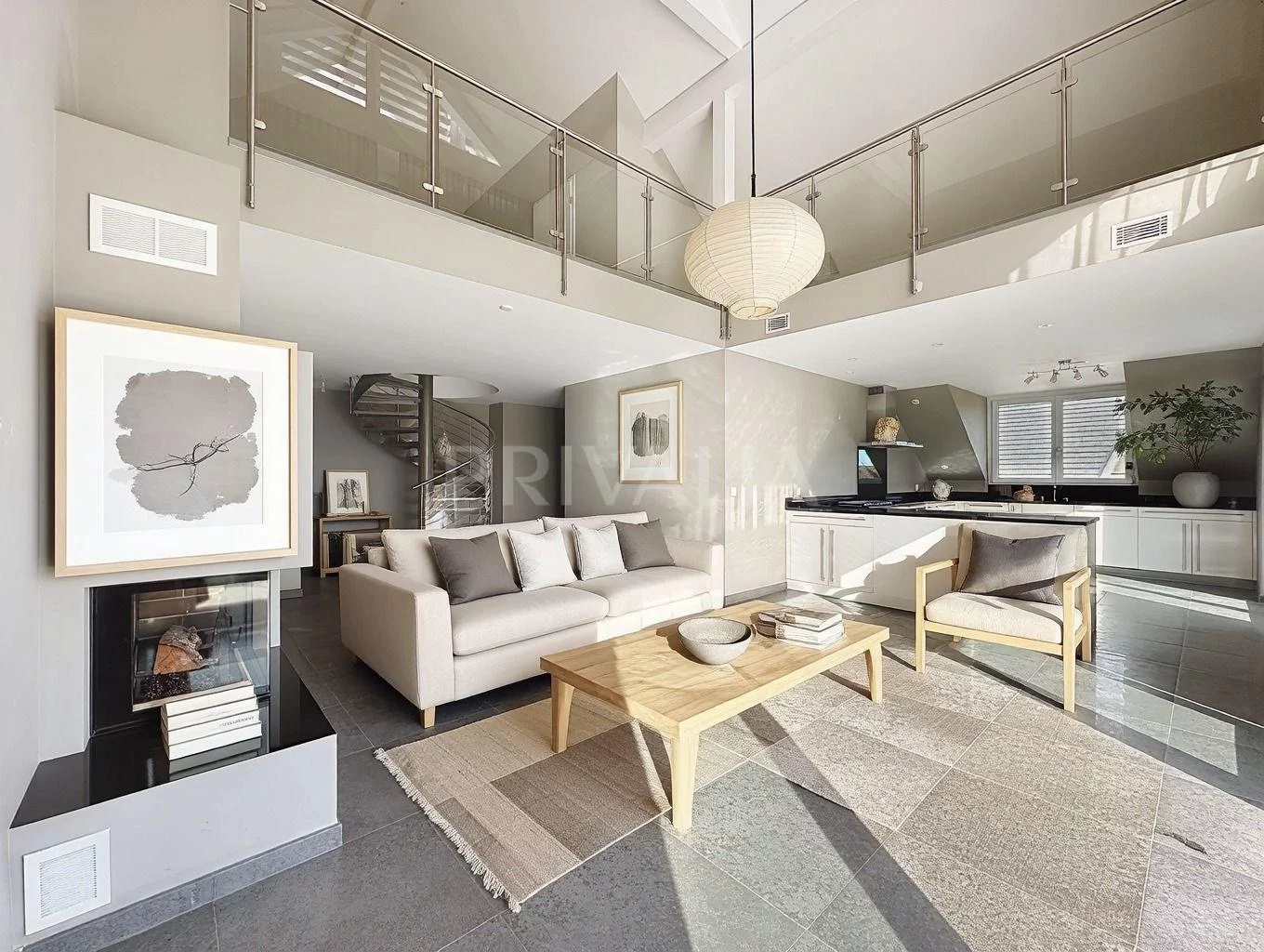 Attique en duplex Minergie de 135 m² avec balcon et cheminée à Mies