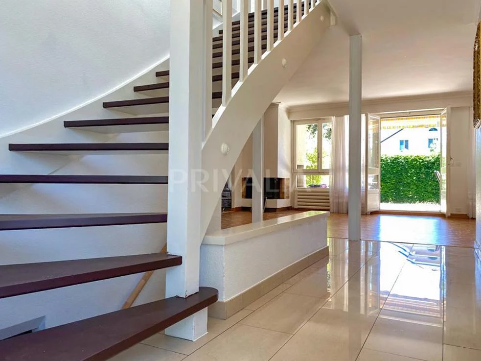Beautiful detached villa with large garden in Prangins