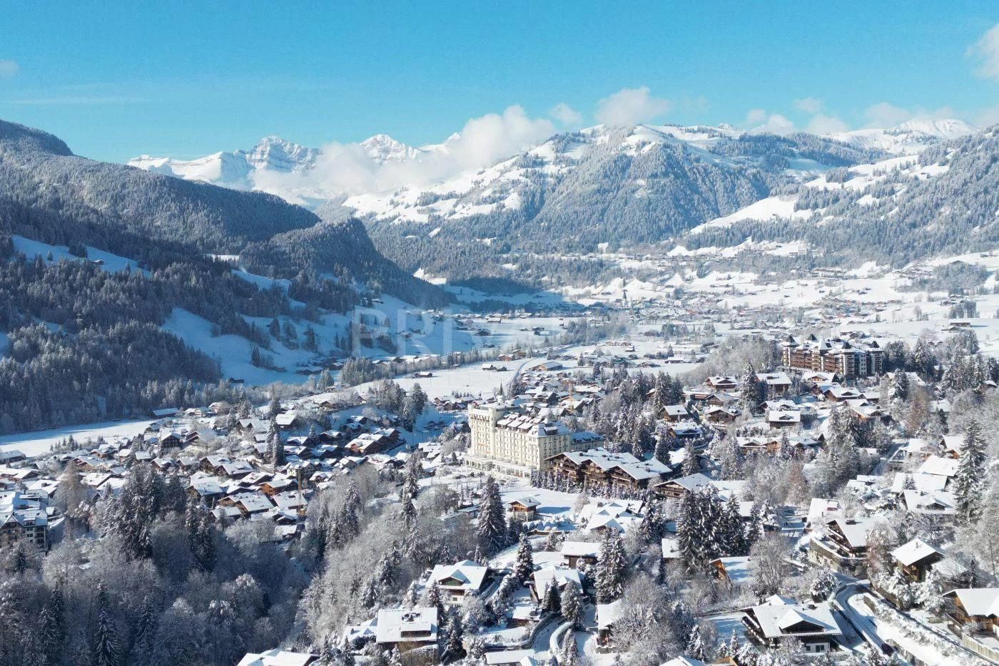 Magnificent independent chalet in the heart of Gstaad – 6 bedrooms, garages & spa access