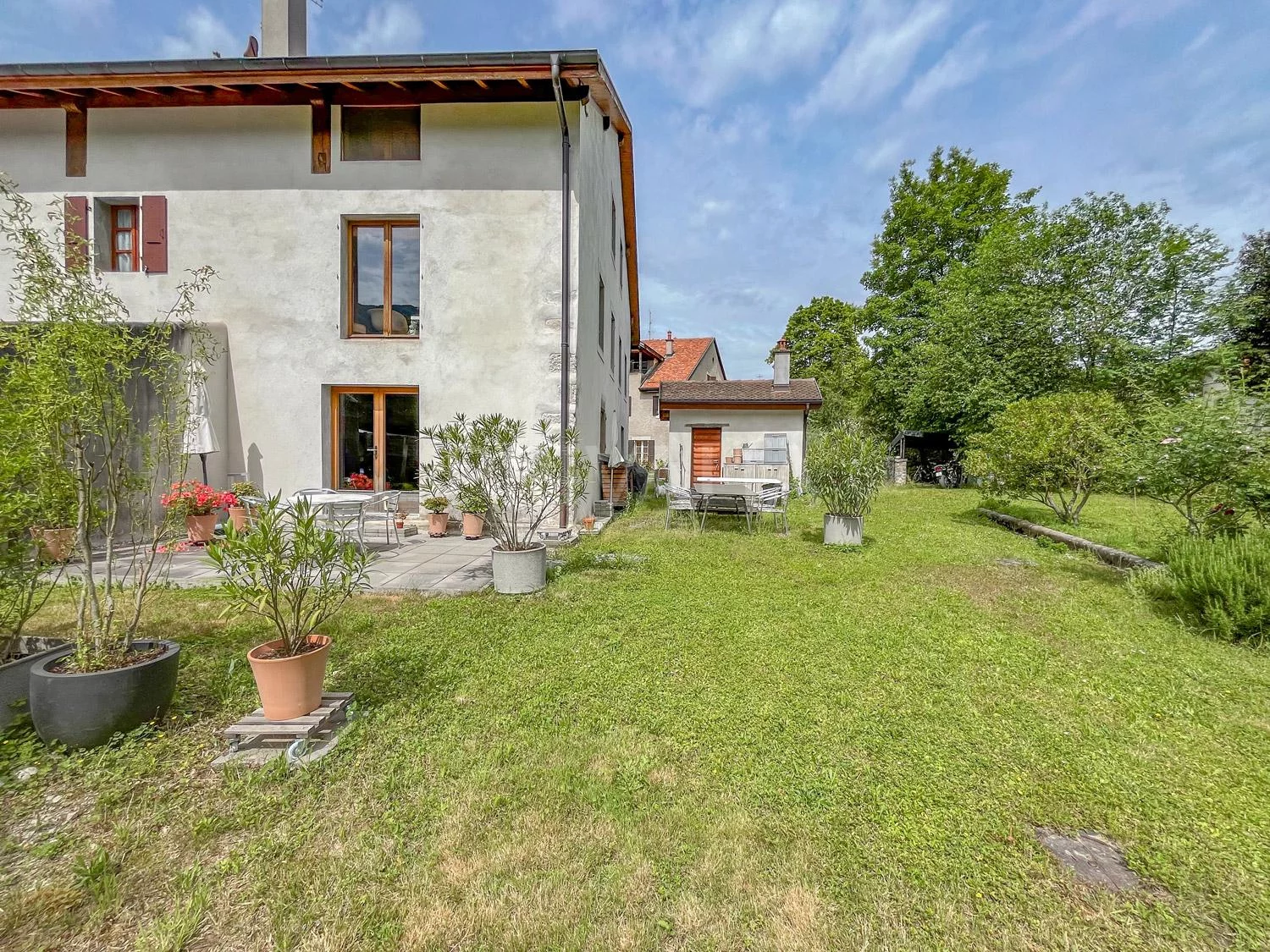 Belle maison mitoyenne villageoise au cœur de Troinex