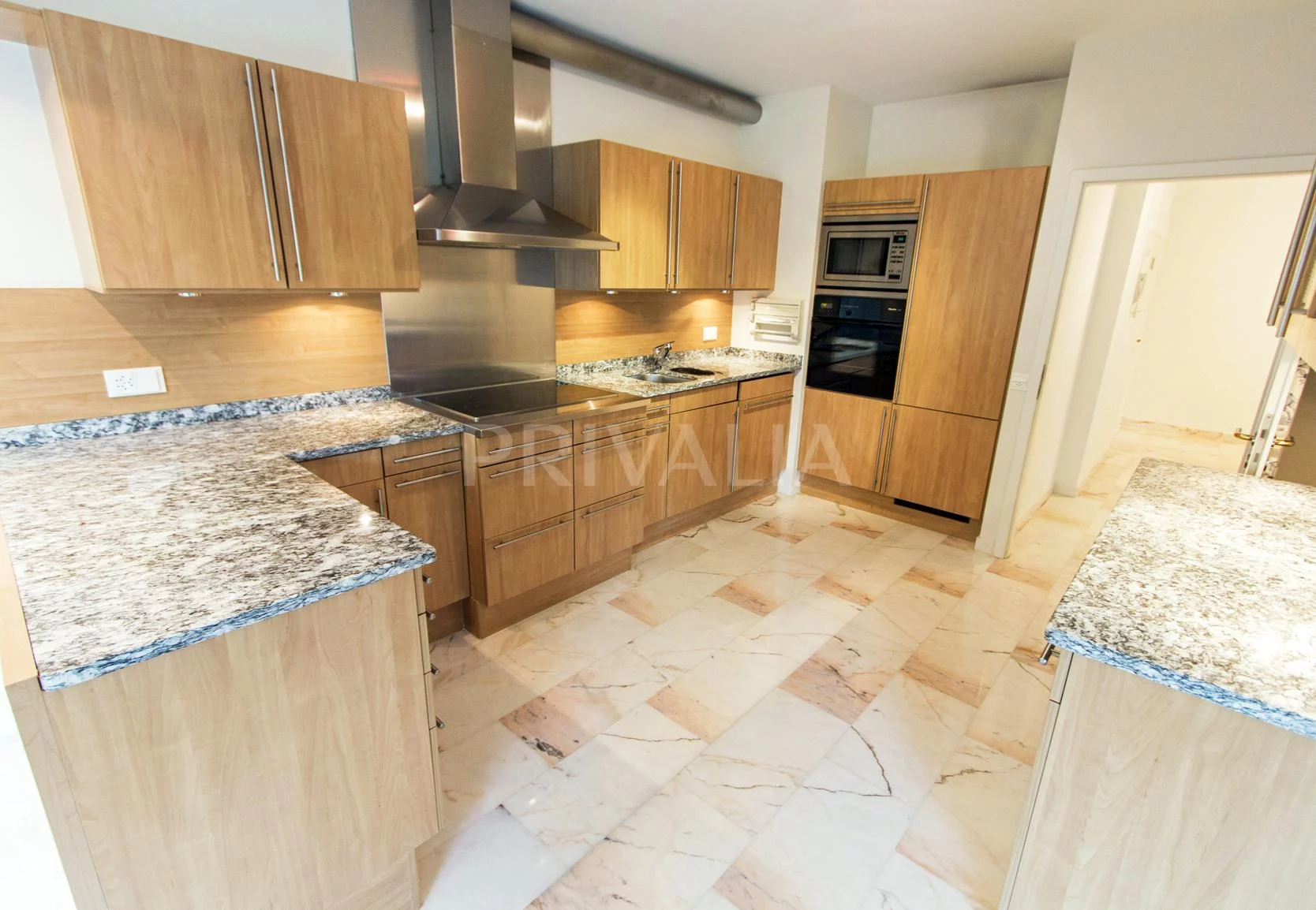 Beautiful apartment with garden a few steps from the park in a green setting