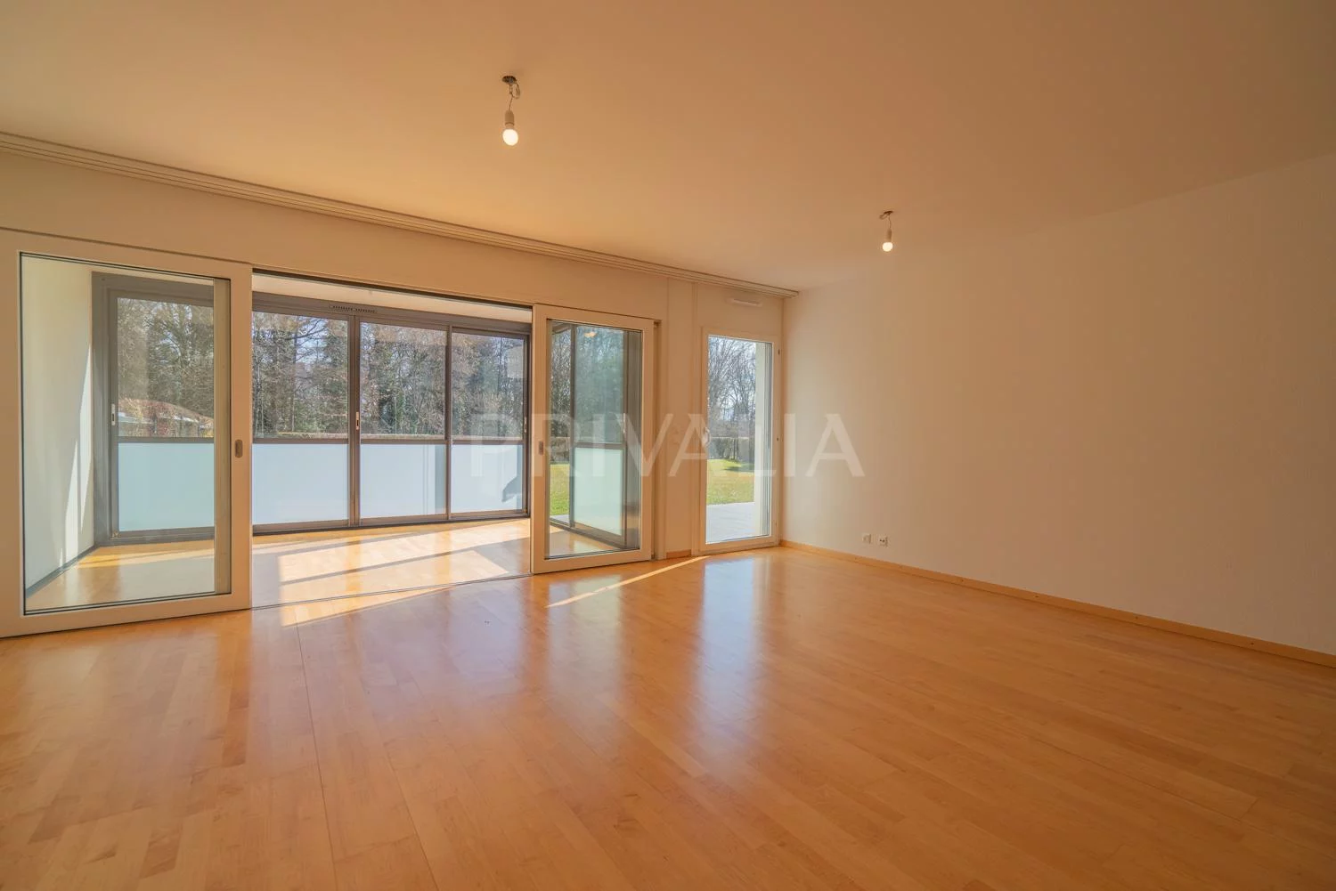 Beautiful apartment on the ground floor with garden in a secure residence