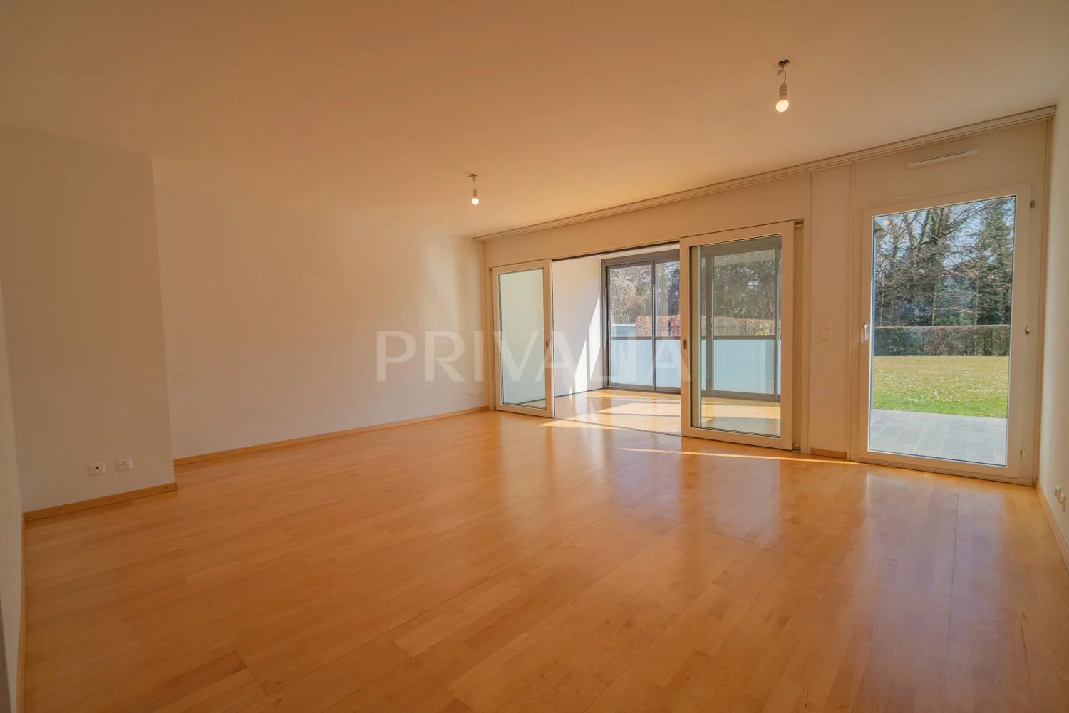 Beautiful apartment on the ground floor with garden in a secure residence