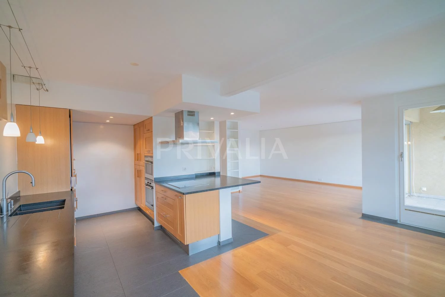 Magnificent flat with 2 balconies and open view