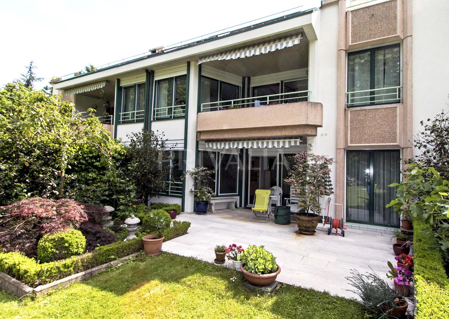 Beautiful apartment with garden a few steps from the park in a green setting