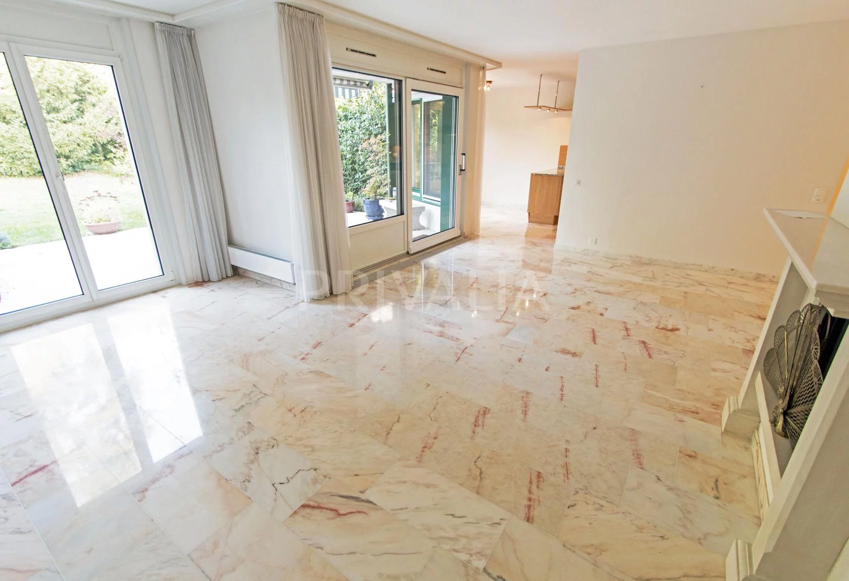 Beautiful apartment with garden a few steps from the park in a green setting