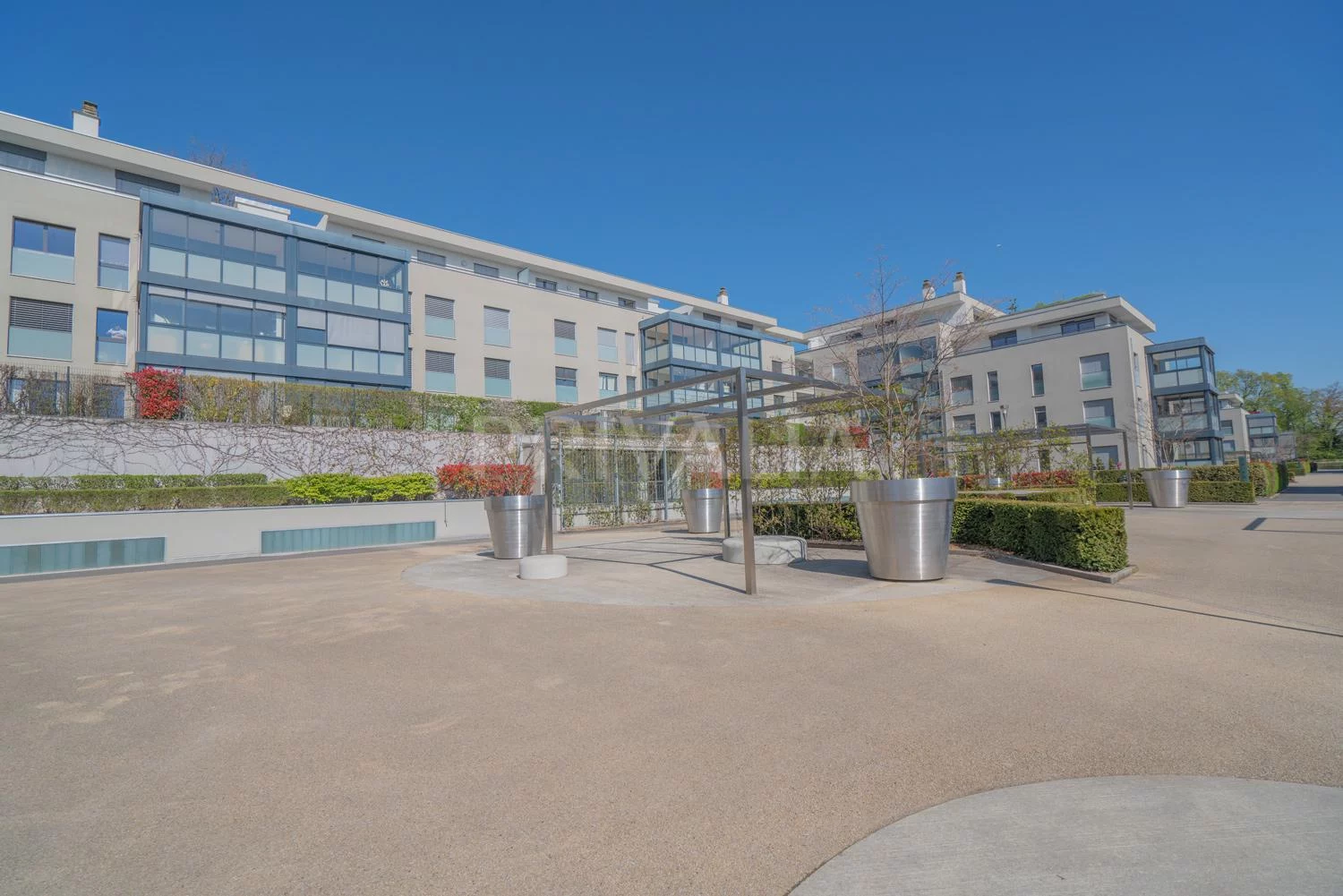 Bel appartement de 6,5 pièces avec balcon et jardin d’hiver au sein d’une résidence sécurisée