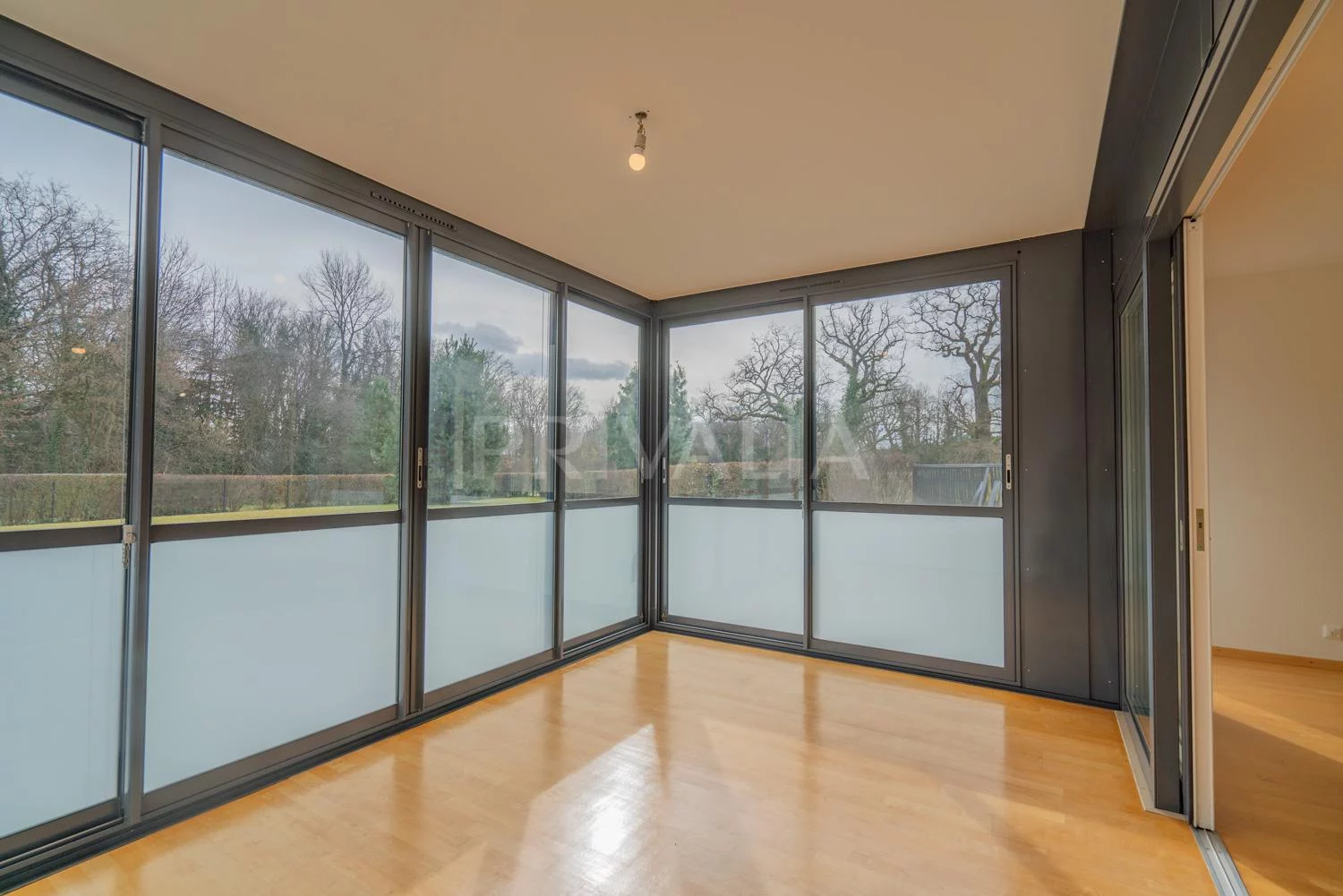 Beautiful apartment on the ground floor with garden in a secure residence