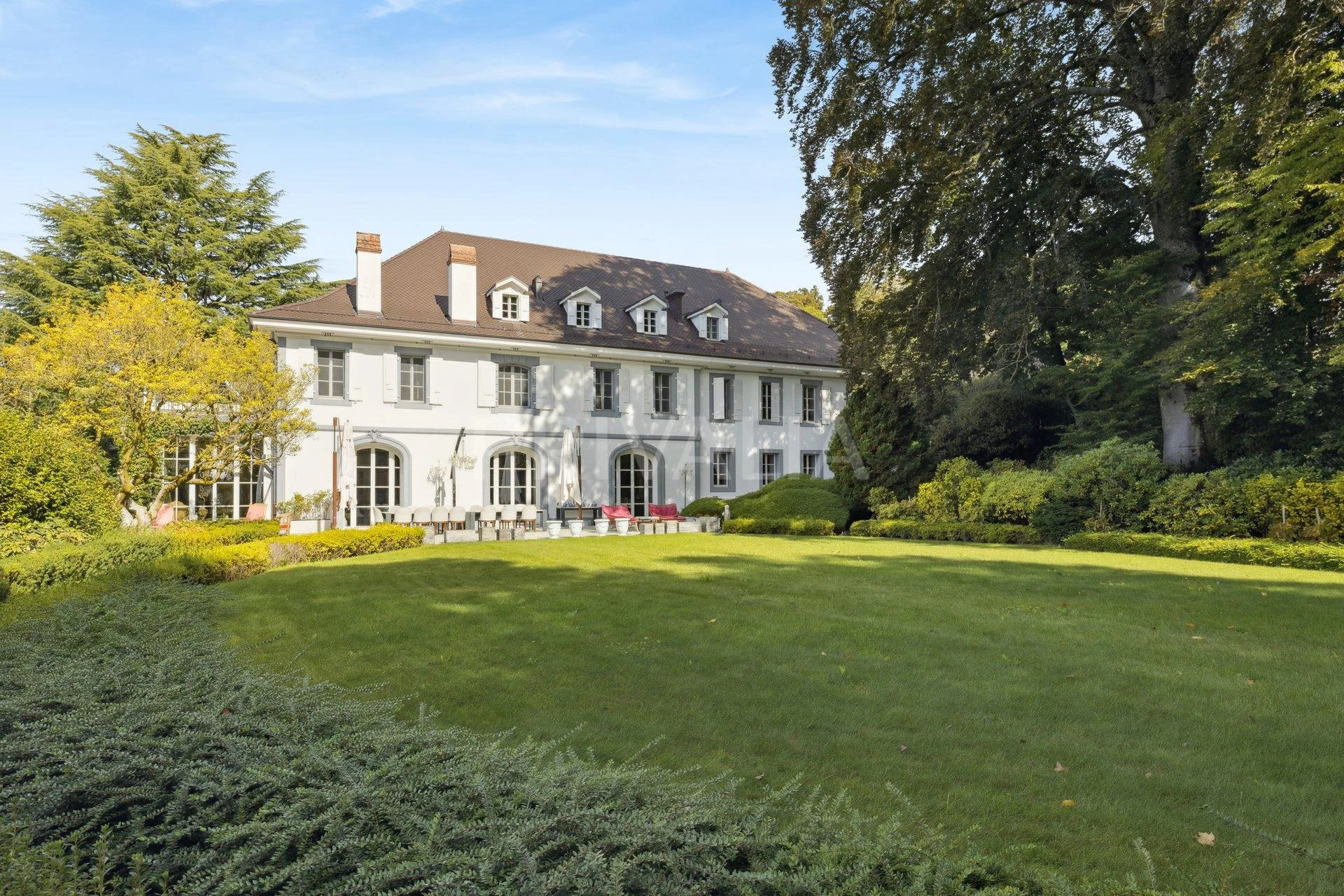 Exceptional property in Jouxtens-Mézery