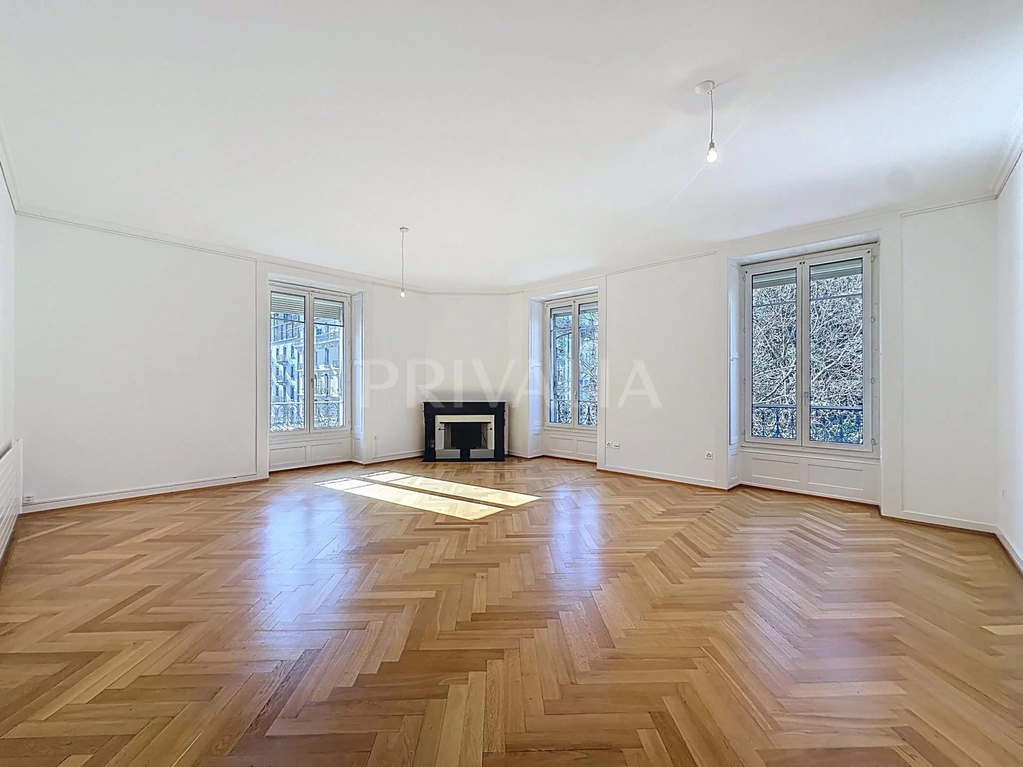 Exceptional property : Magnificent crossing offices near the Old Town