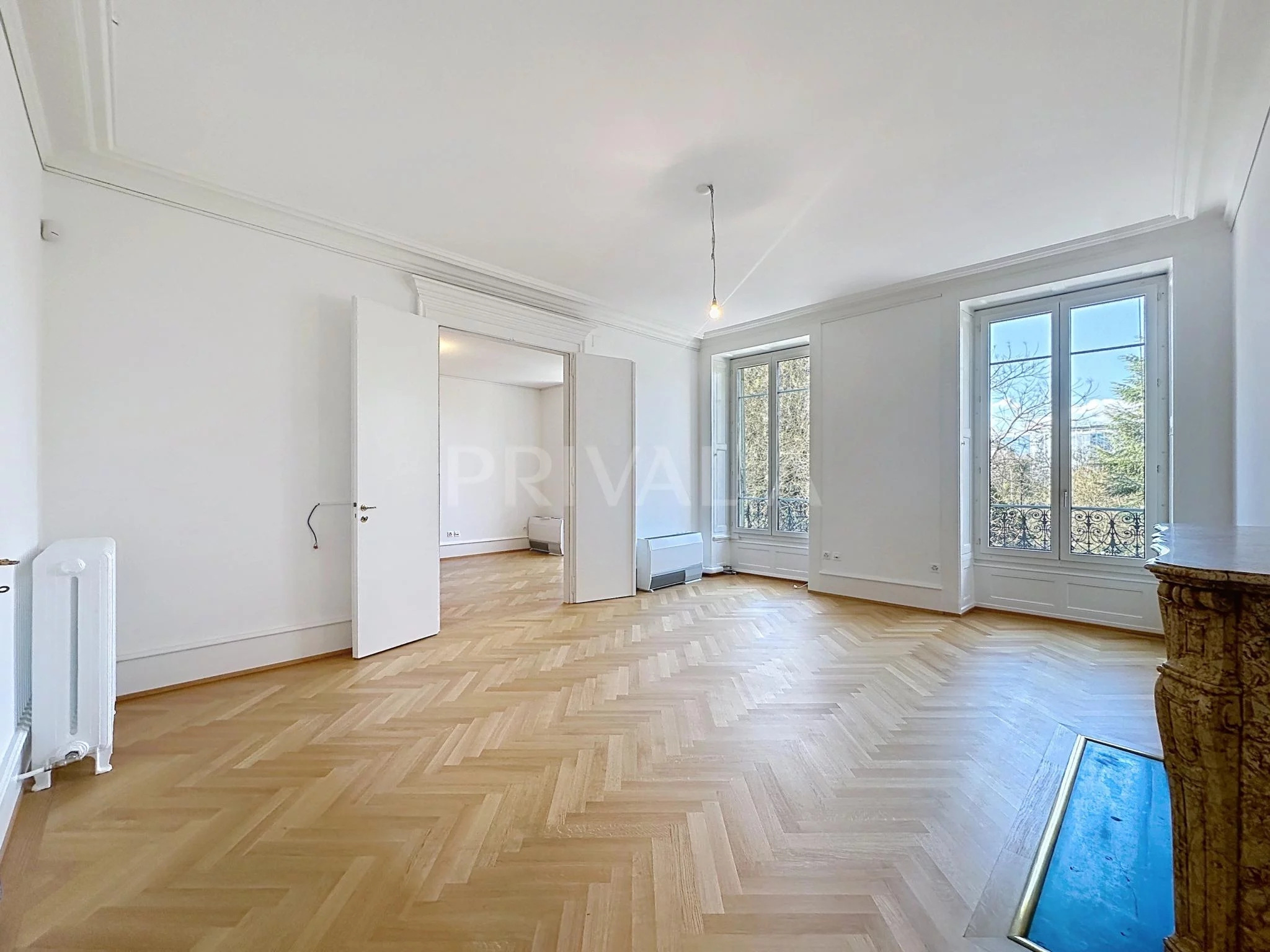 Exceptional property : Magnificent crossing offices near the Old Town