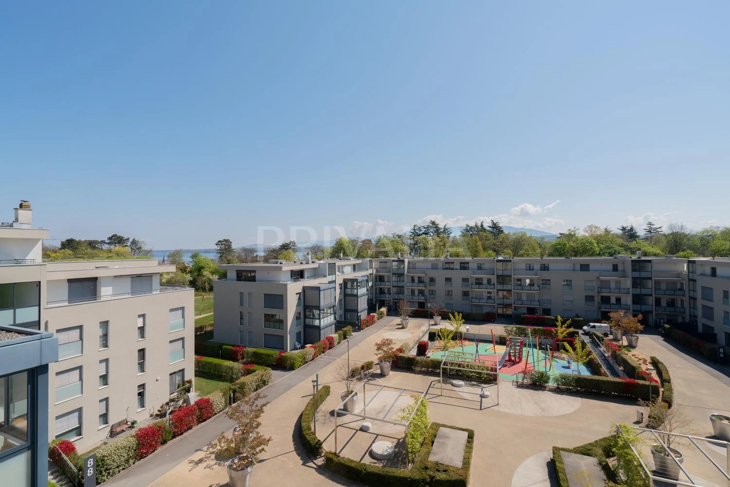 Bel appartement de 6,5 pièces avec balcon et jardin d’hiver au sein d’une résidence sécurisée