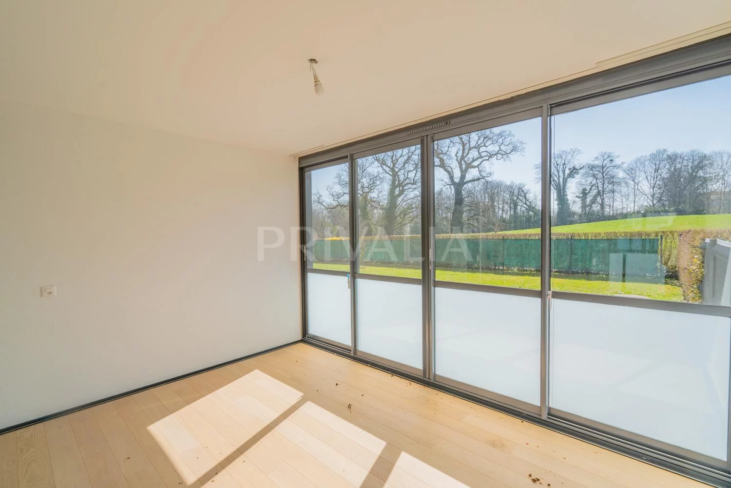 Beautiful 6.5 room flat with garden in a secure residence