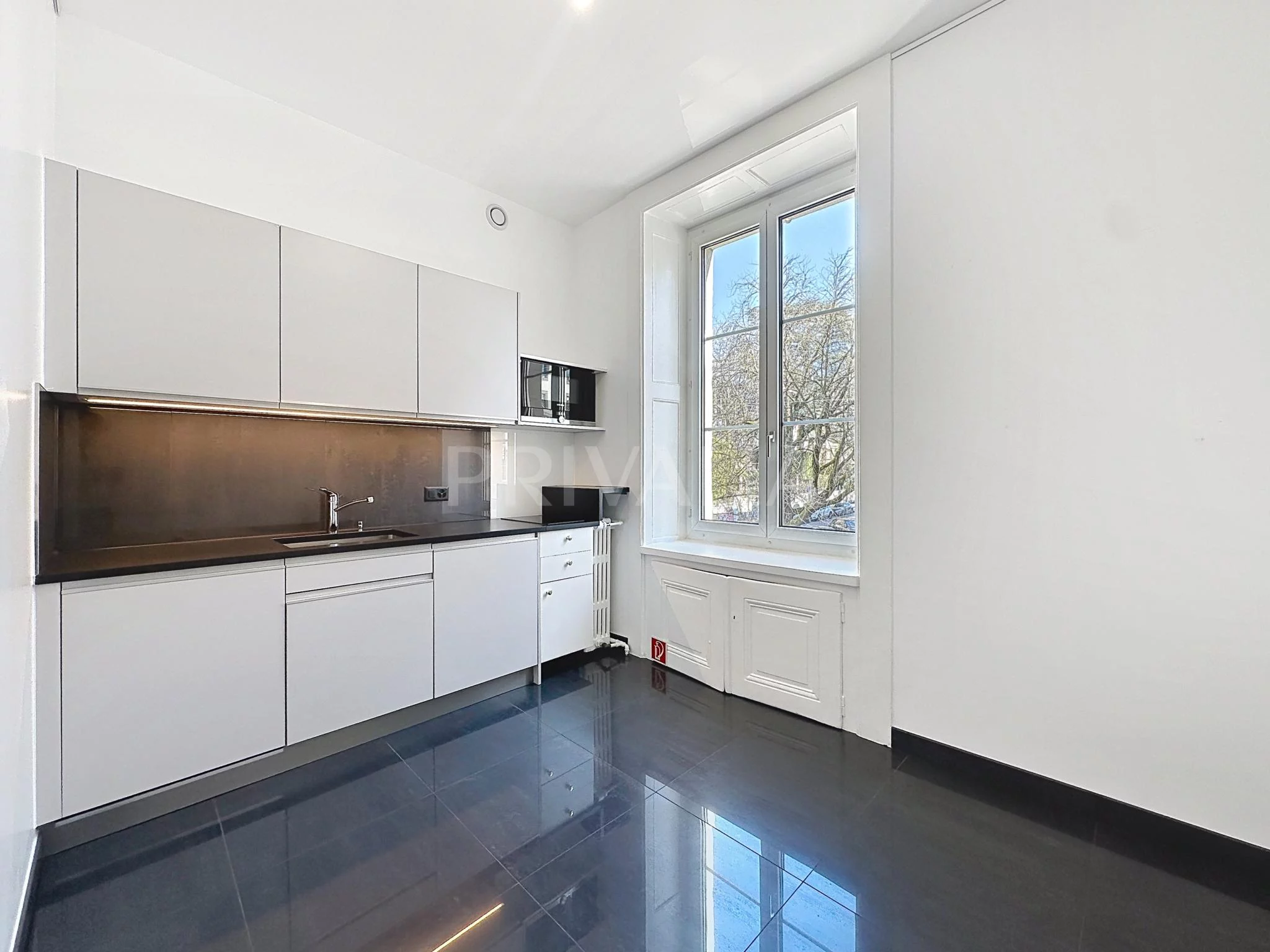 Exceptional property : Magnificent crossing offices near the Old Town