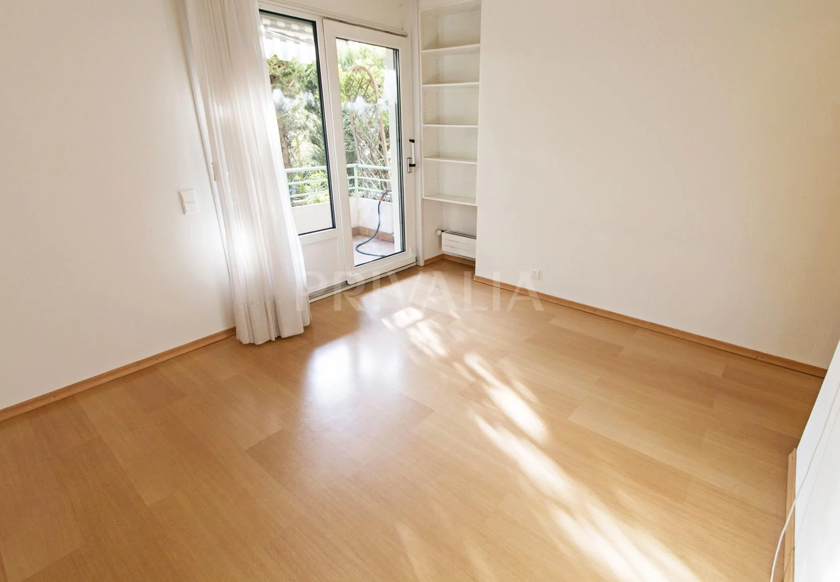 Beautiful apartment with garden a few steps from the park in a green setting