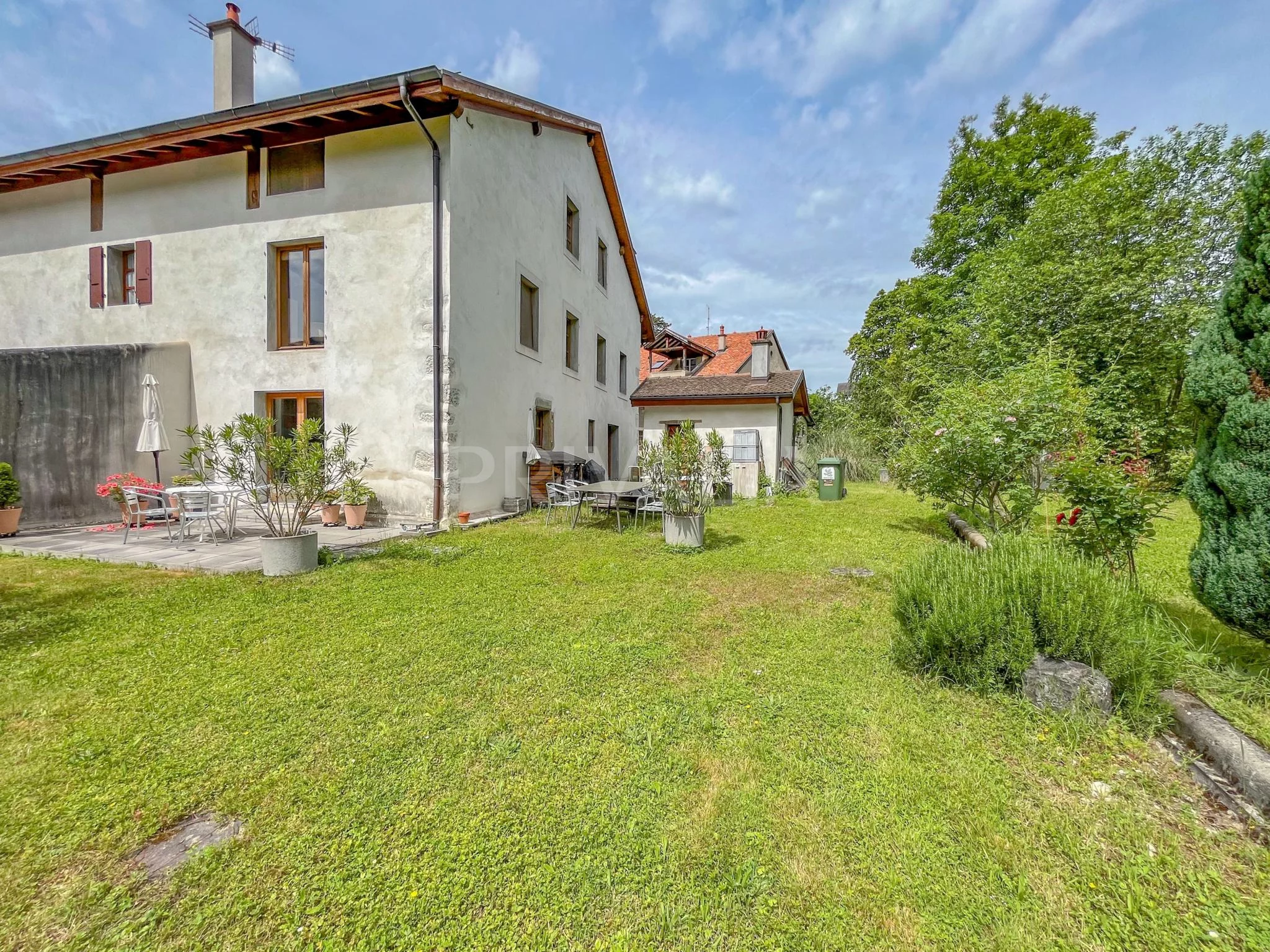 Belle maison mitoyenne villageoise au cœur de Troinex