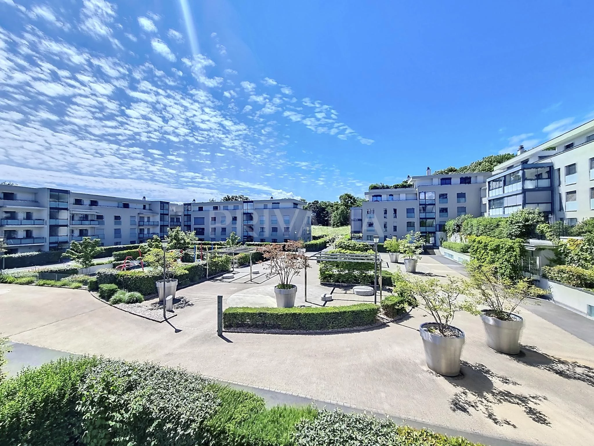 Beautiful 6.5 room flat on the 2nd floor in a secure residence