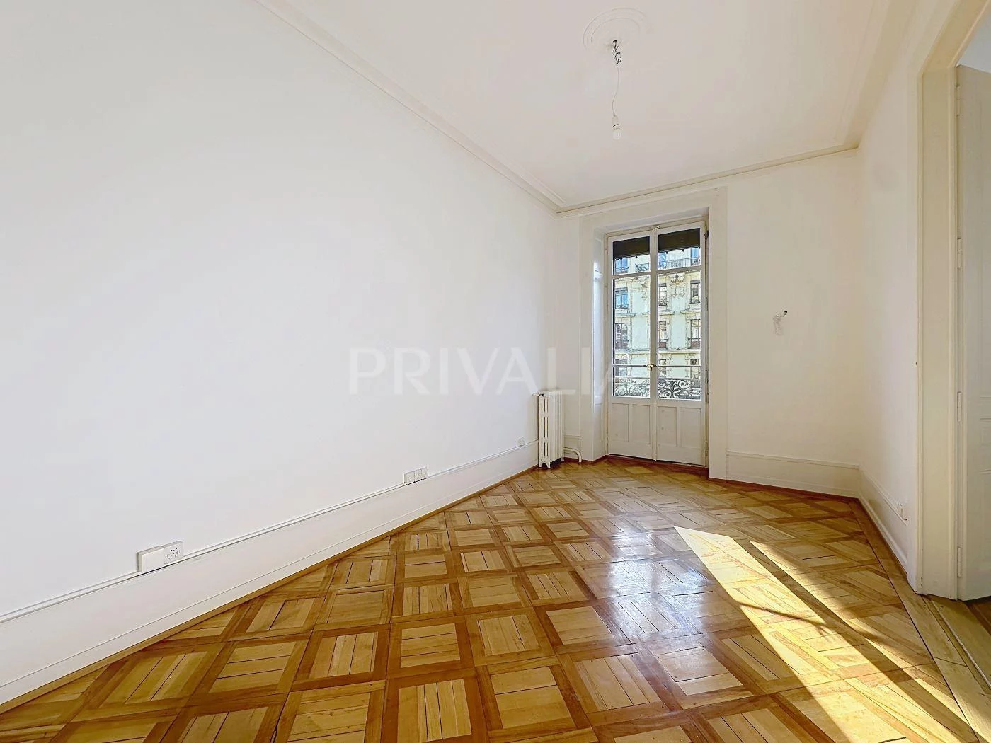 Apartment in a beautiful building in the city center