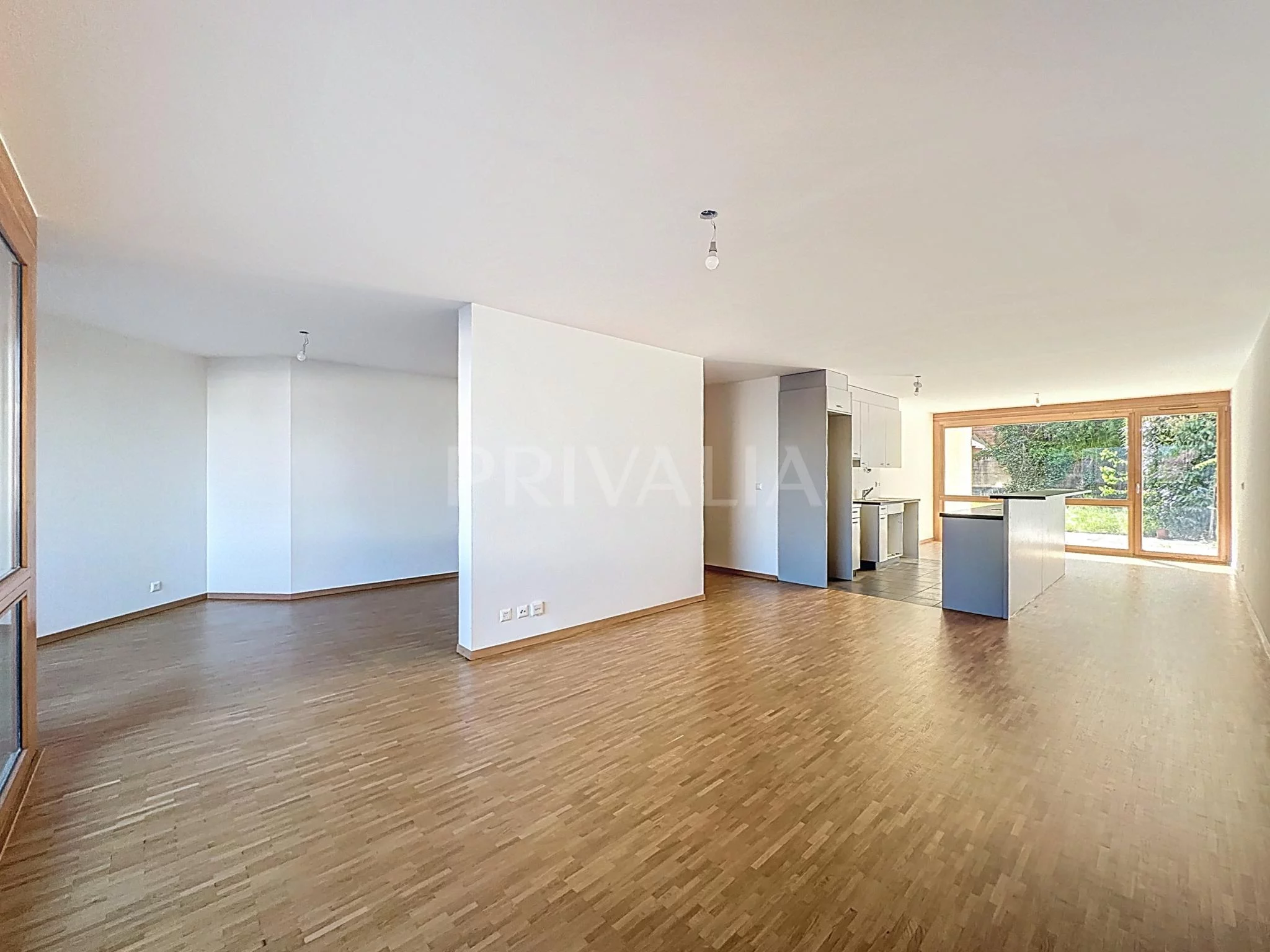 Bel appartement traversant à proximité des organisations internationales