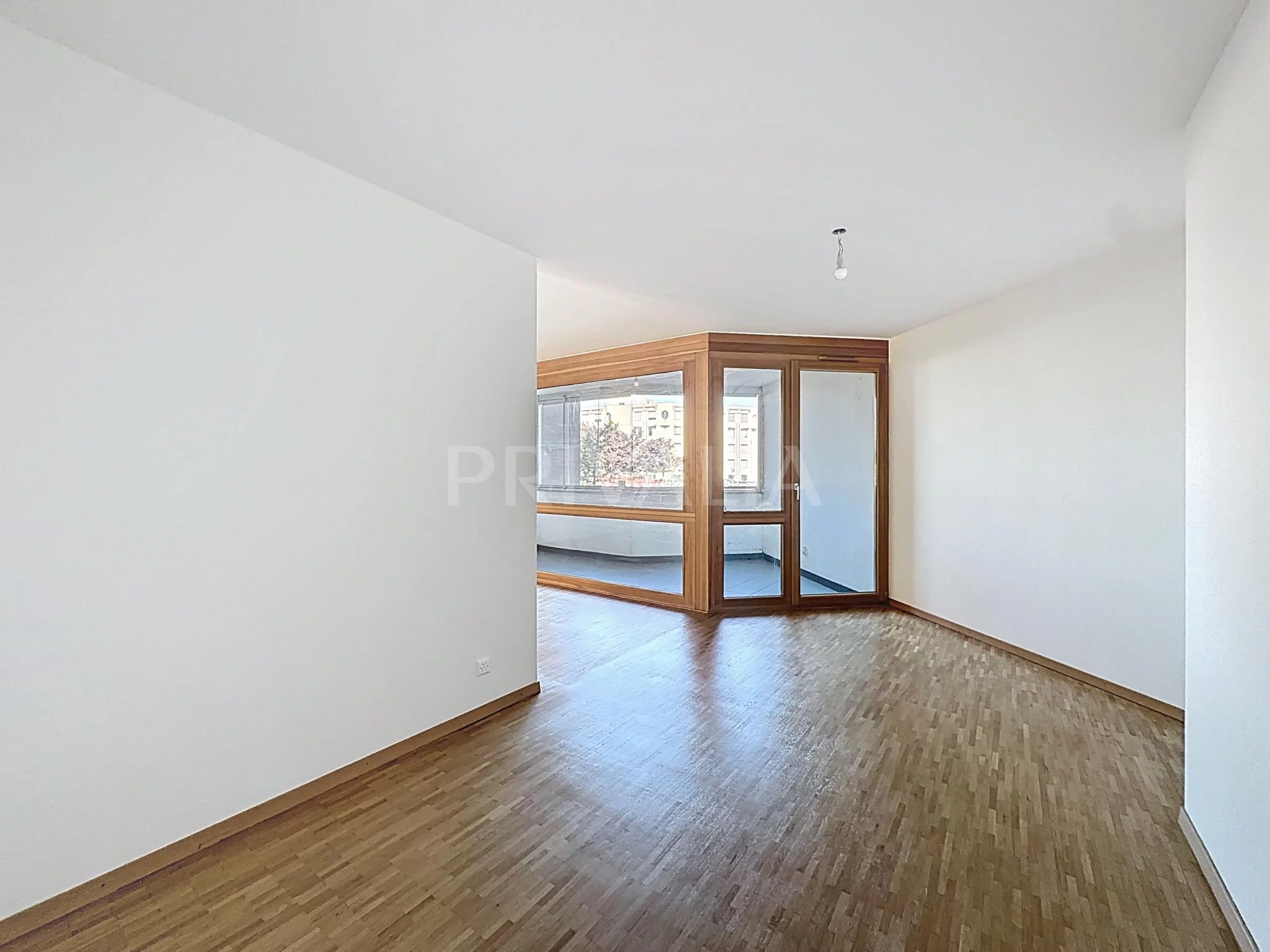 Bel appartement traversant à proximité des organisations internationales