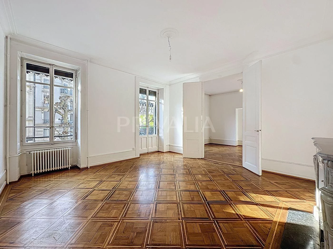 Apartment in a beautiful building in the city center