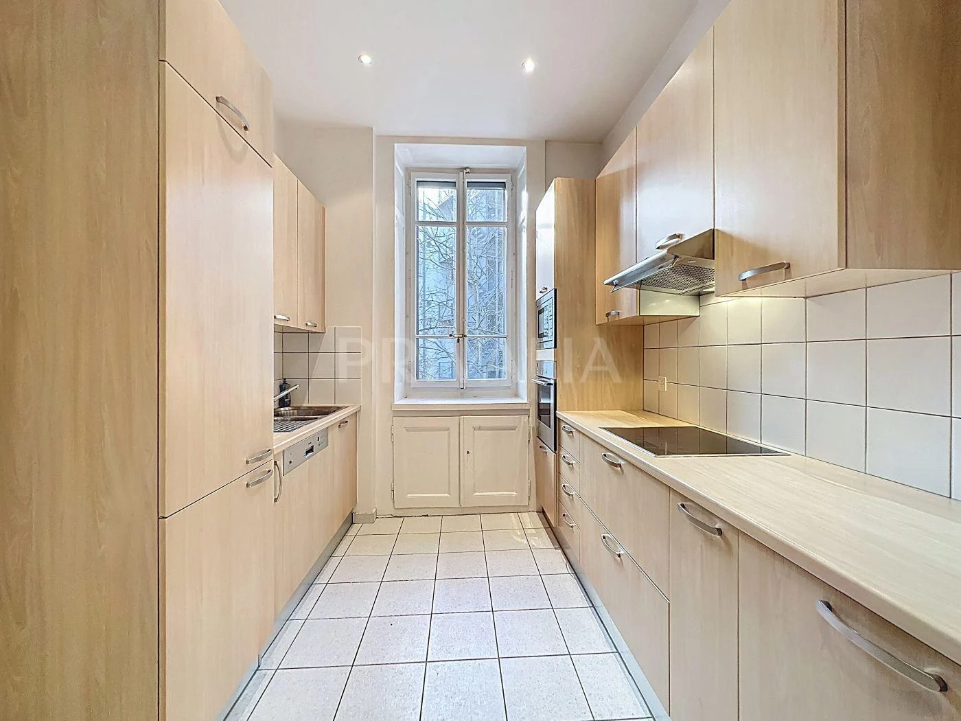 Apartment in a beautiful building in the city center