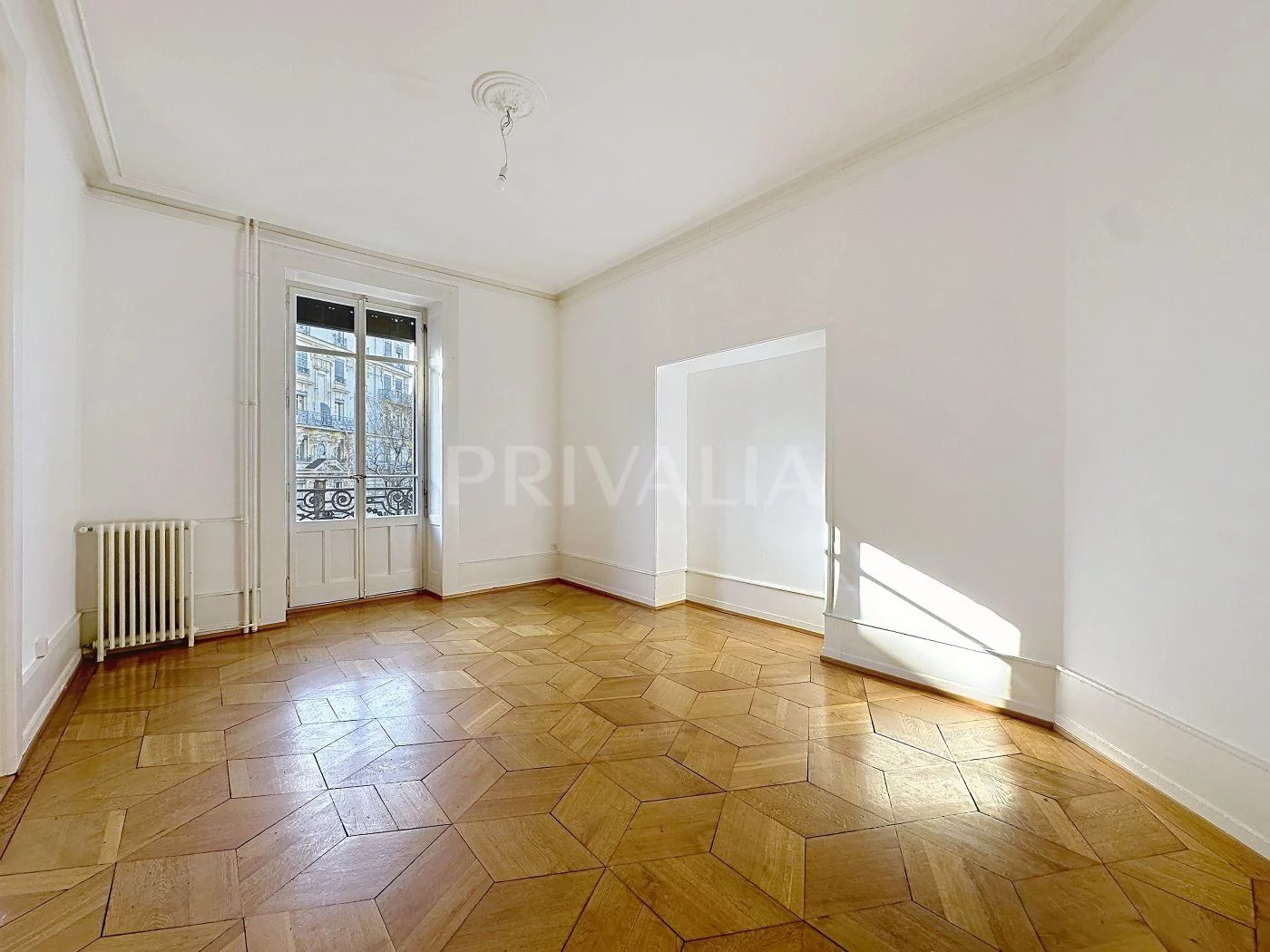 Apartment in a beautiful building in the city center