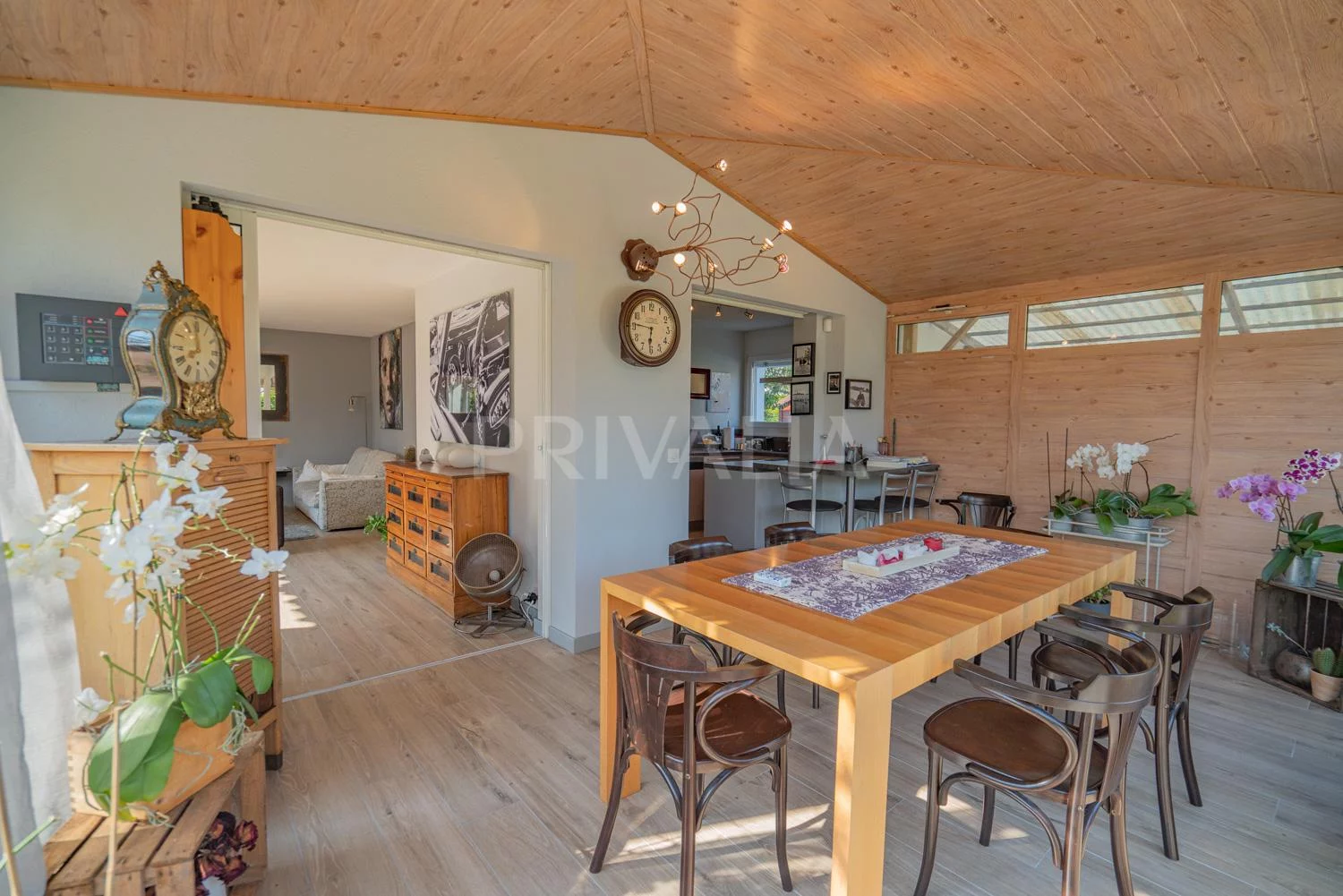 Beautiful semi-detached house with south facing garden