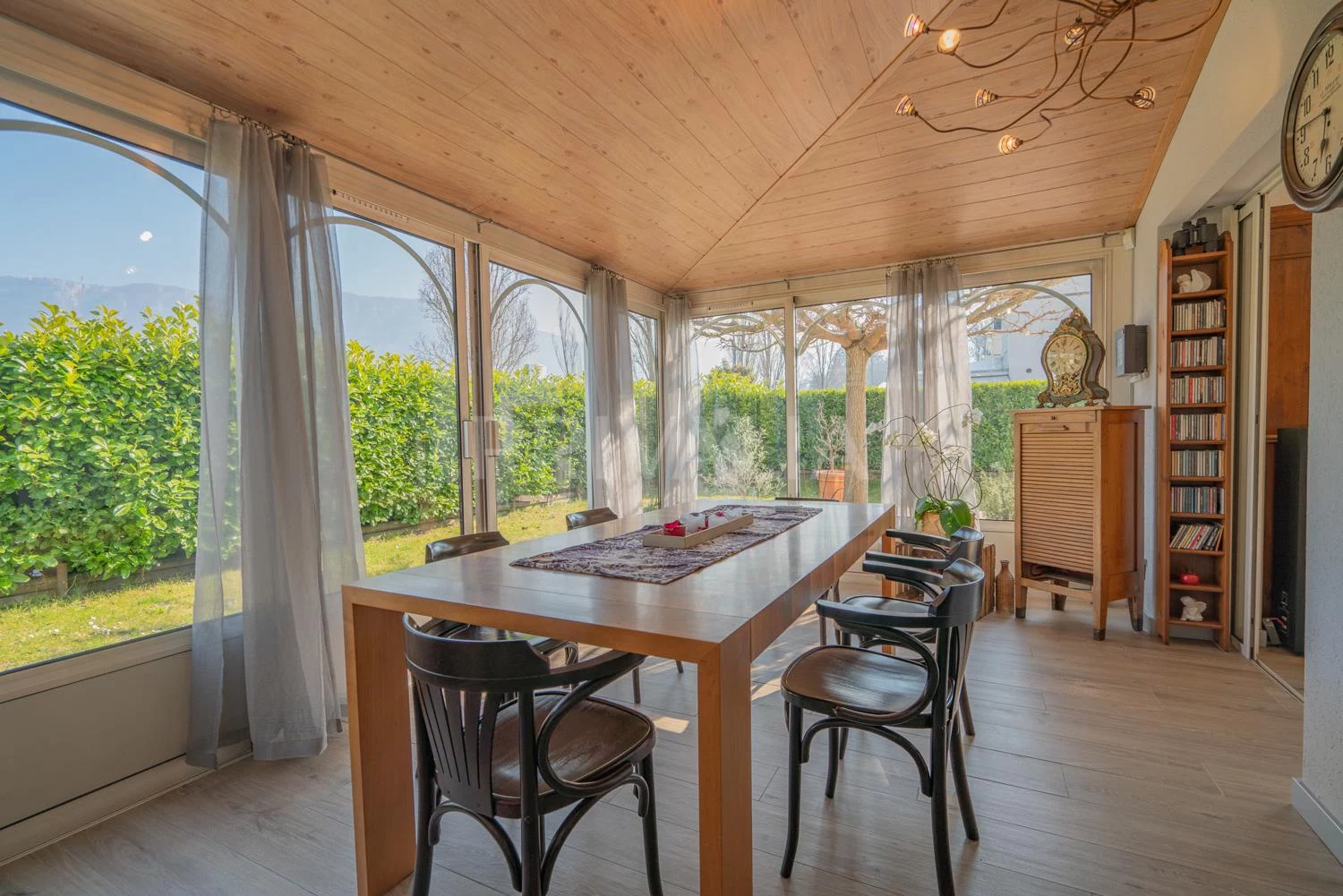 Beautiful semi-detached house with south facing garden