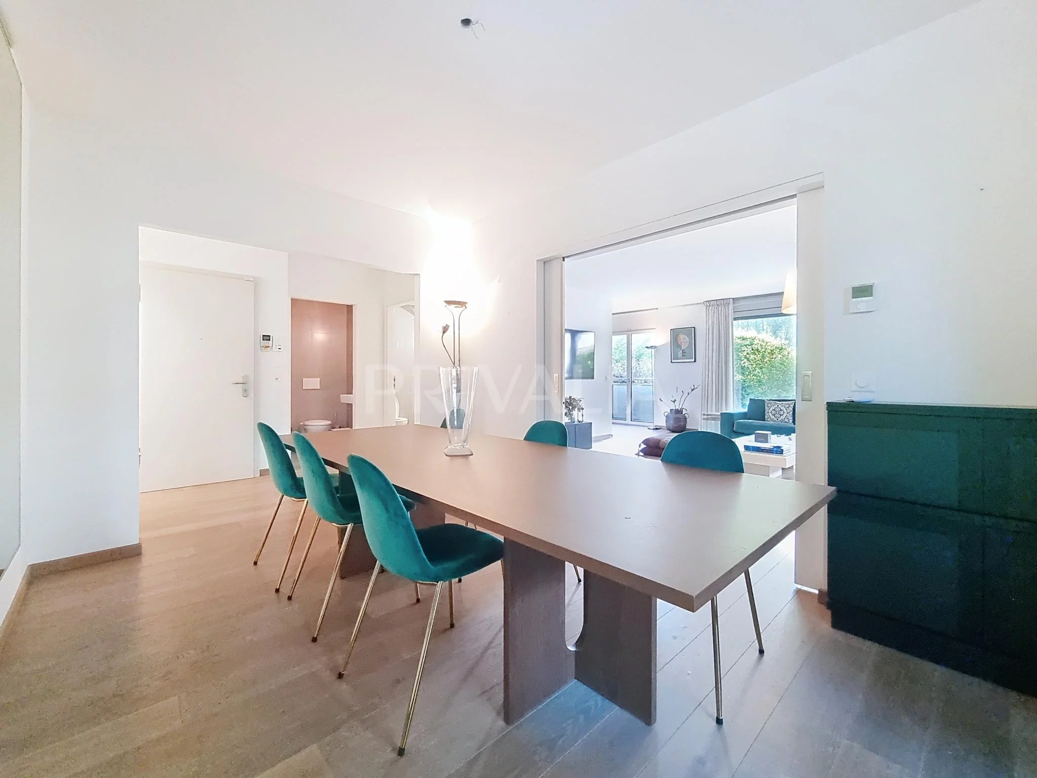 Bel appartement contemporain meublé en rez-de-chaussée avec terrasses