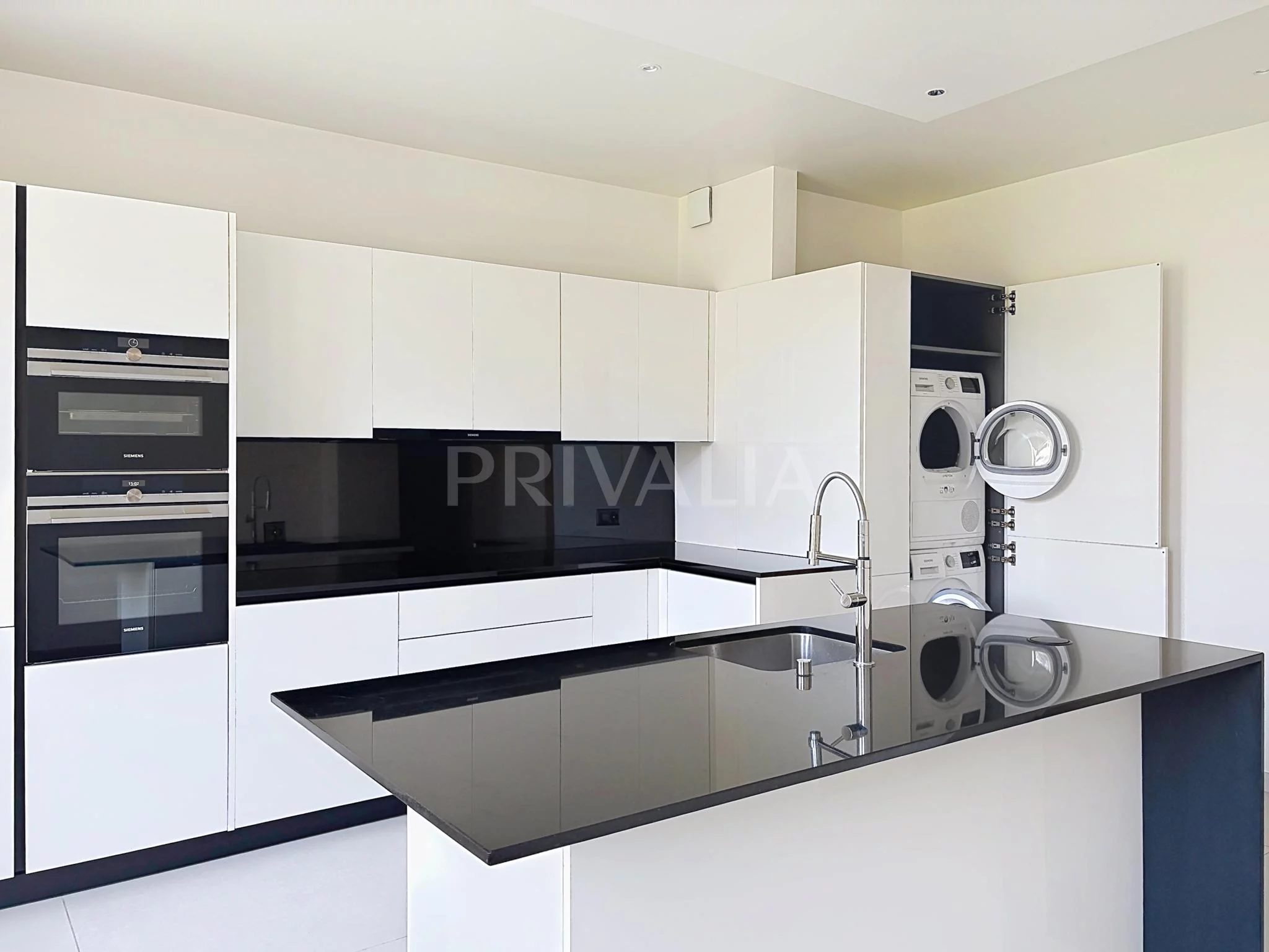 Beautiful dual-aspect apartment in a luxury building in Florissant/Champel