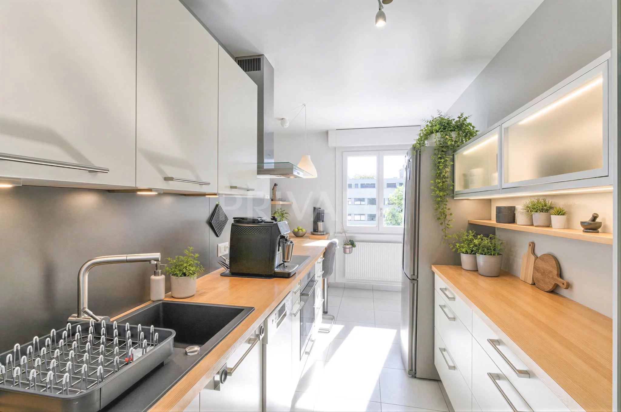 En Exclusivité : Spacieux 5 pièces rénové avec balcon et garage à Onex