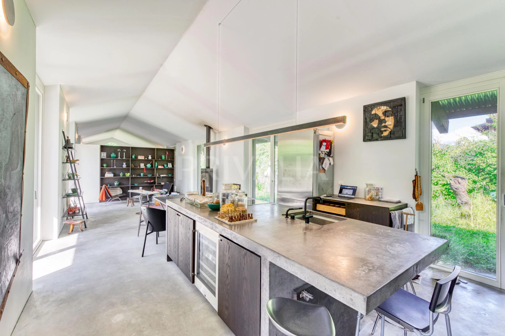 Exclusive Listing – Single-story detached villa with a separate studio, on a lot of over 1,000 m²