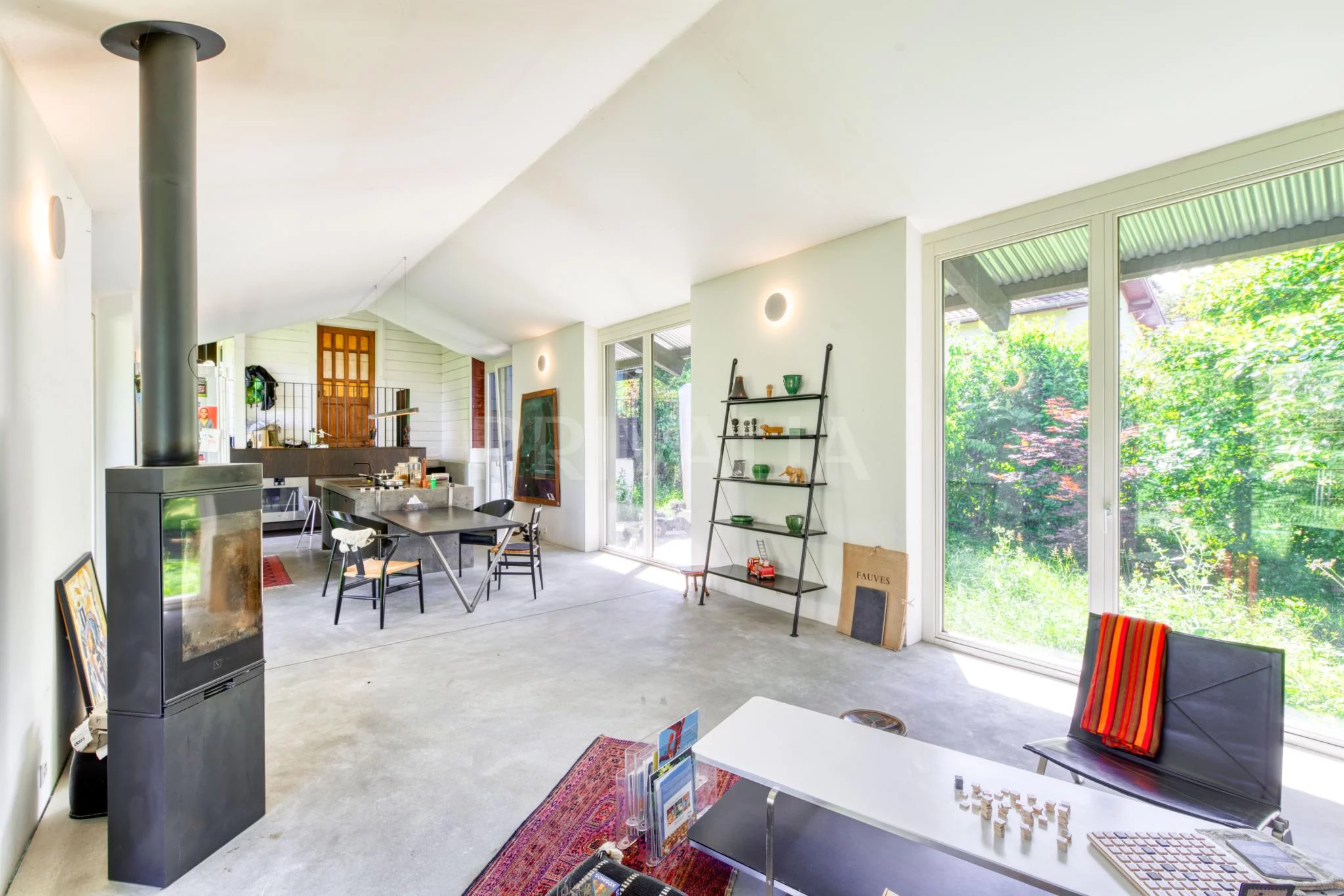 Exclusive Listing – Single-story detached villa with a separate studio, on a lot of over 1,000 m²