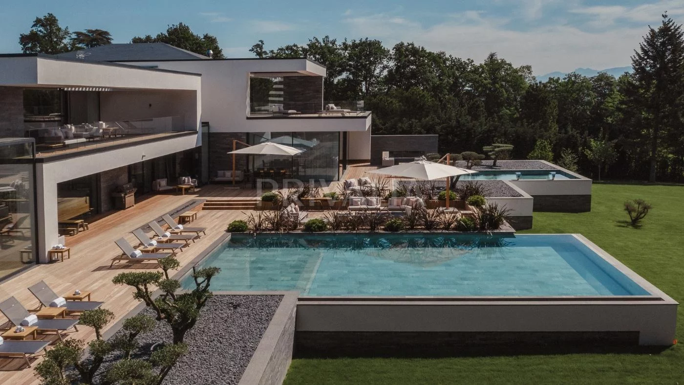 An exceptional private villa in the gardens of Cologny