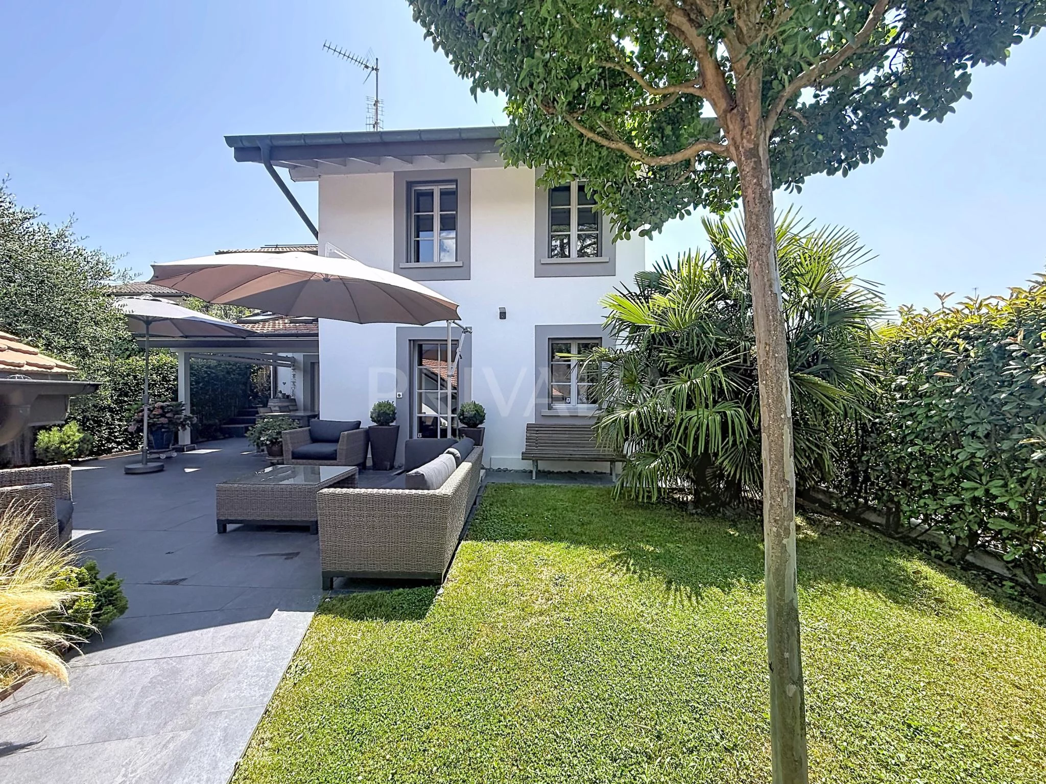 Élégance et confort dans une maison familiale avec jardin à Satigny