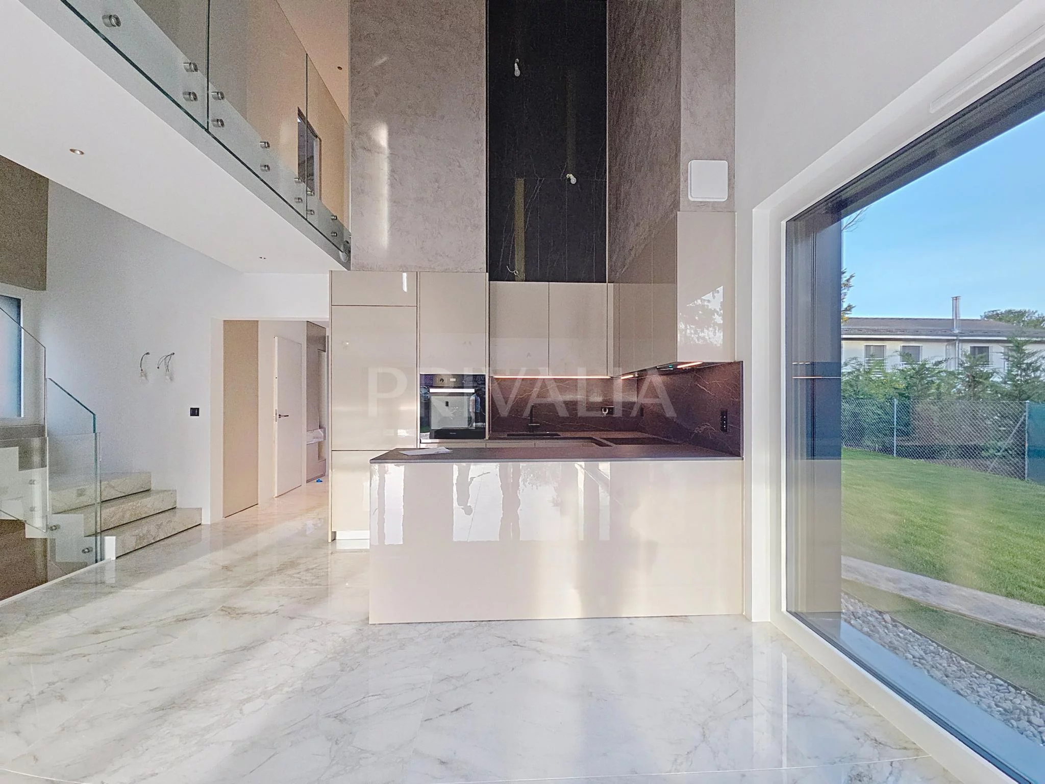 A stunning new villa with a swimming pool in a quiet and exclusive setting