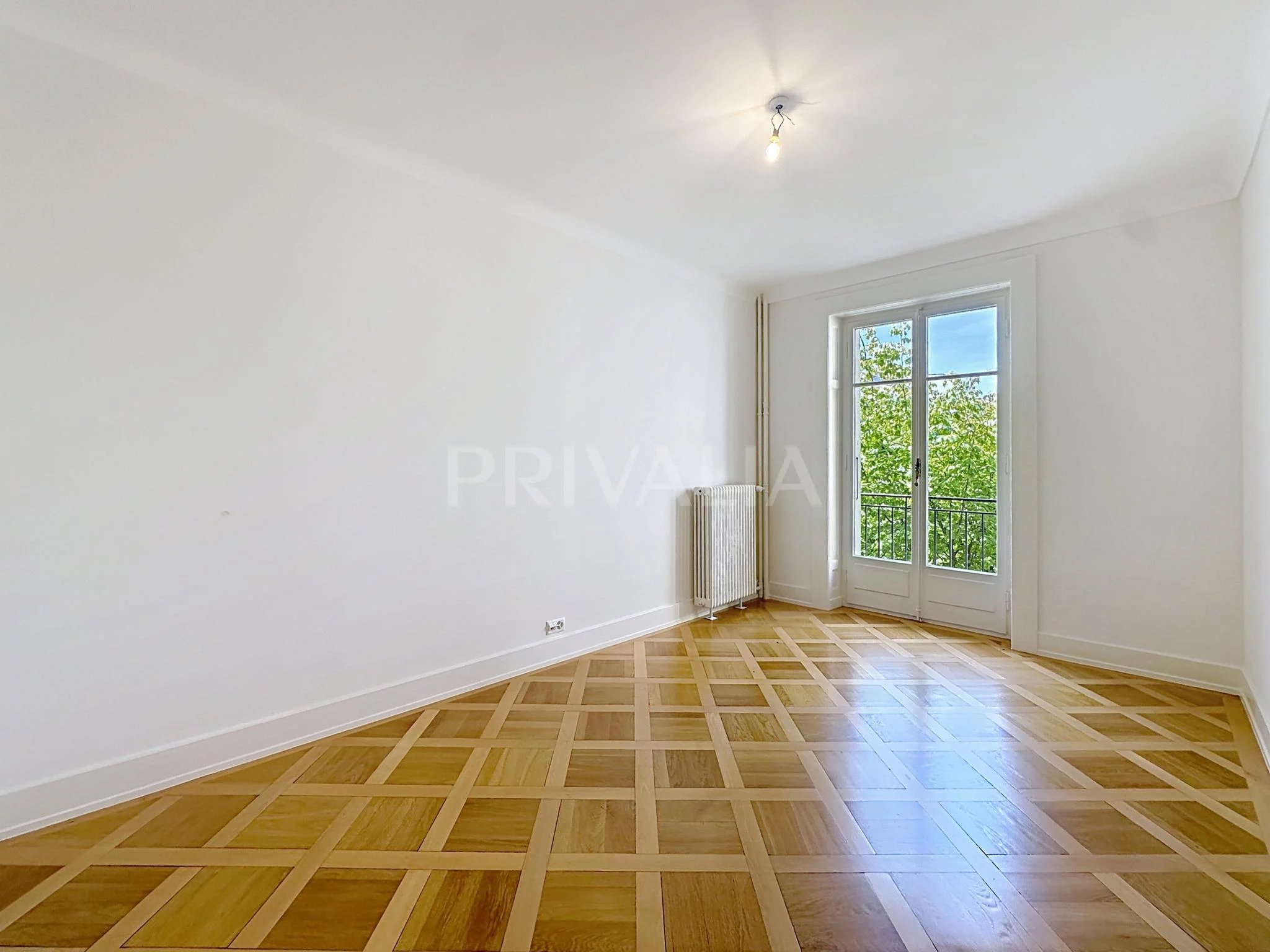Bel appartement traversant dans un immeuble de standing à Florissant/Champel