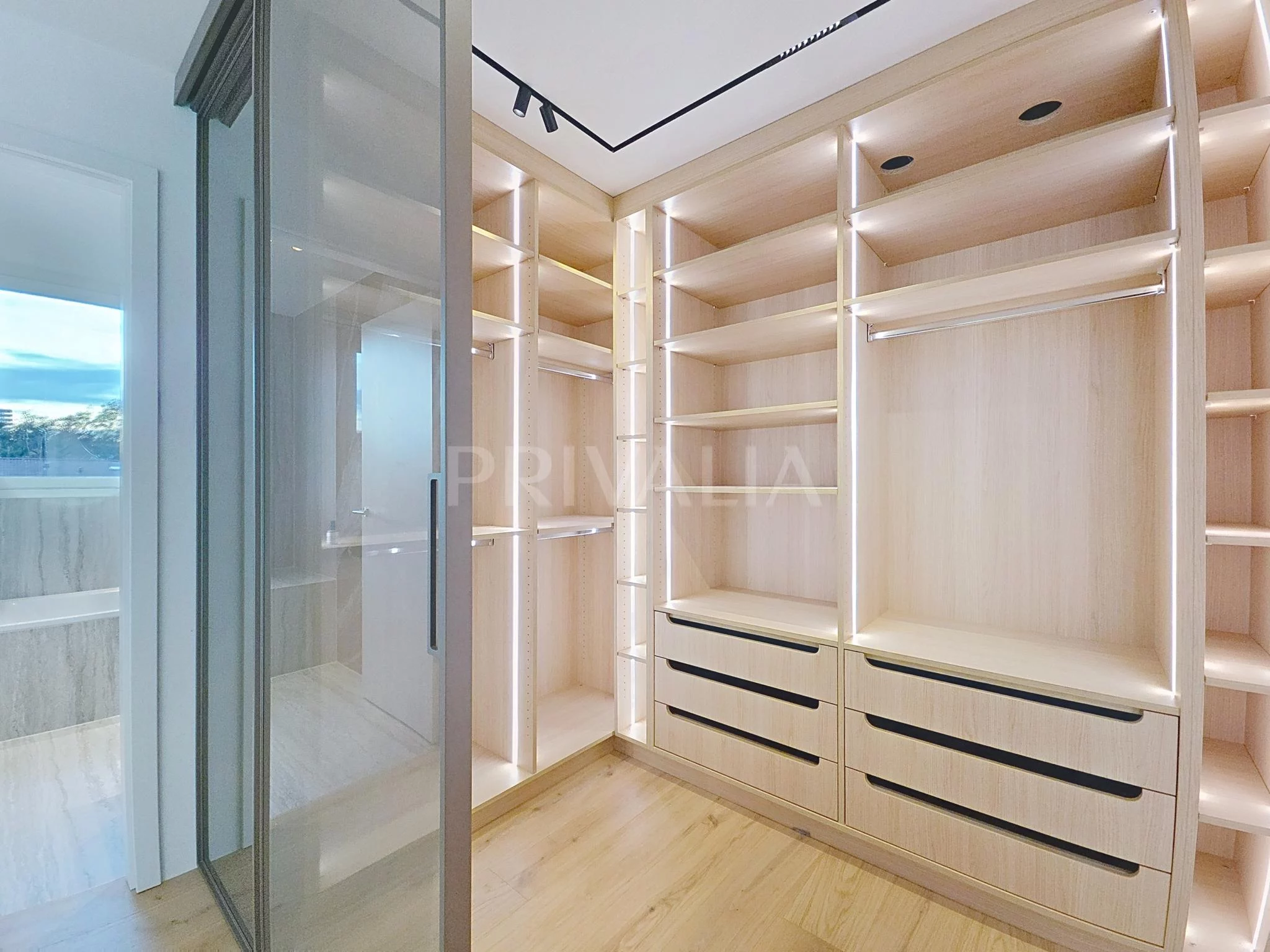 A stunning new villa with a swimming pool in a quiet and exclusive setting