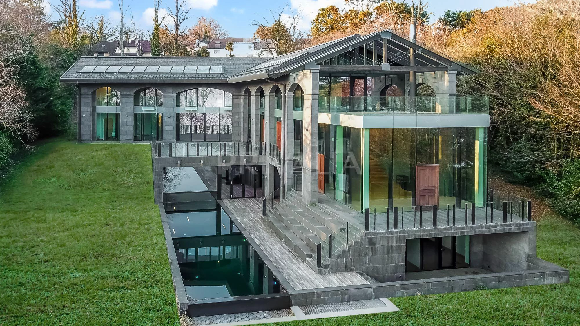 Propriété contemporaine d&rsquo;exception avec accès privé au lac