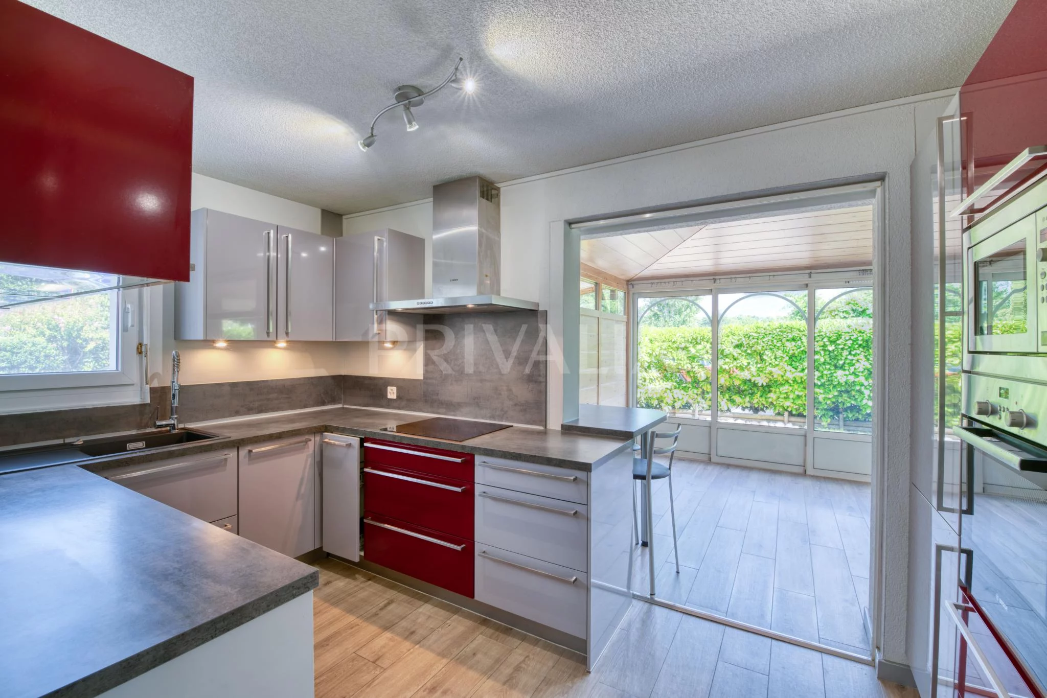 Co exclusivité : Charmante villa familiale avec jardin, véranda et garage à Plan-les-ouates / Troinex